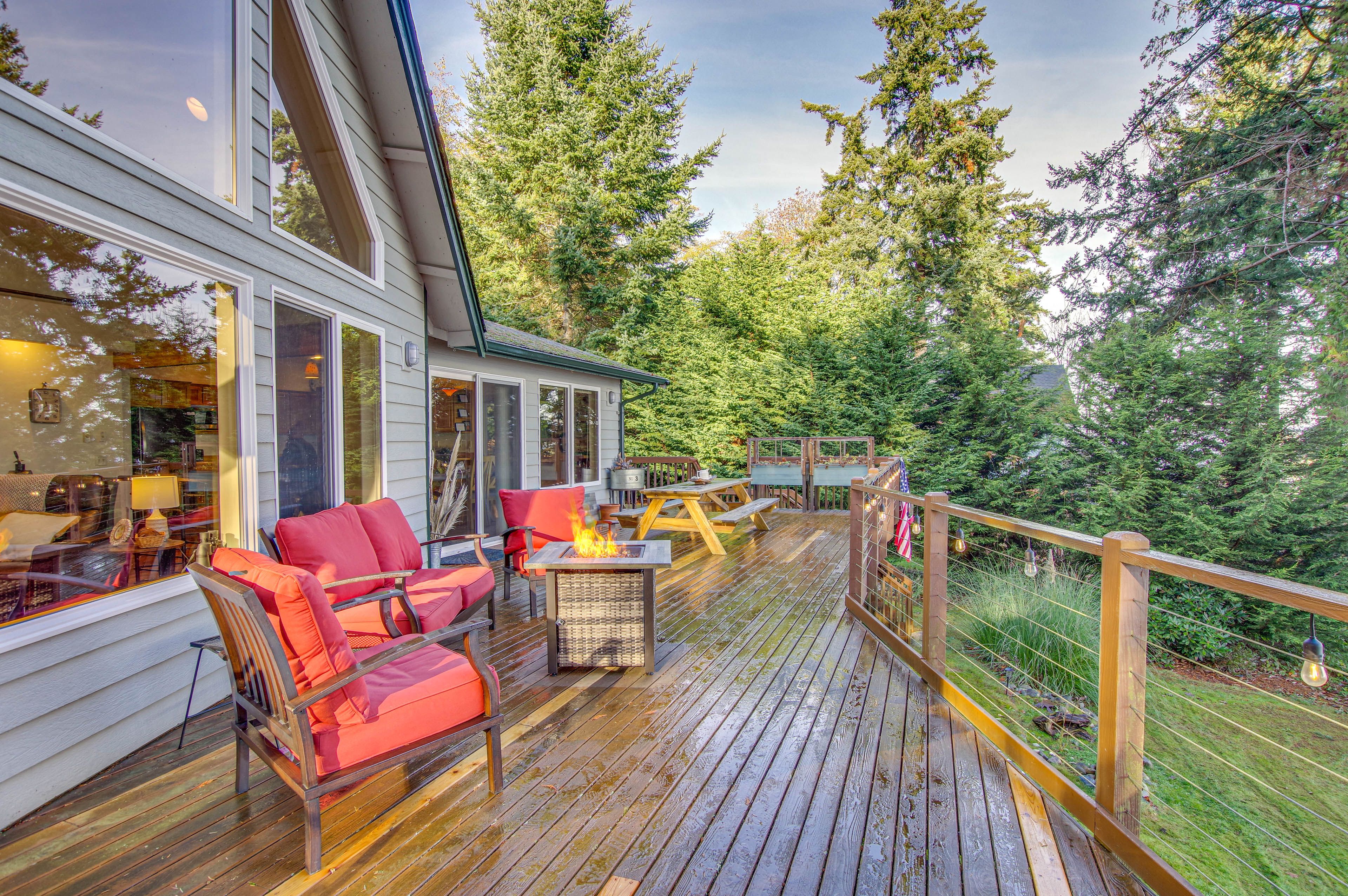 Wraparound Deck | Gas Fire Pit | Picnic Table | Gas Grill