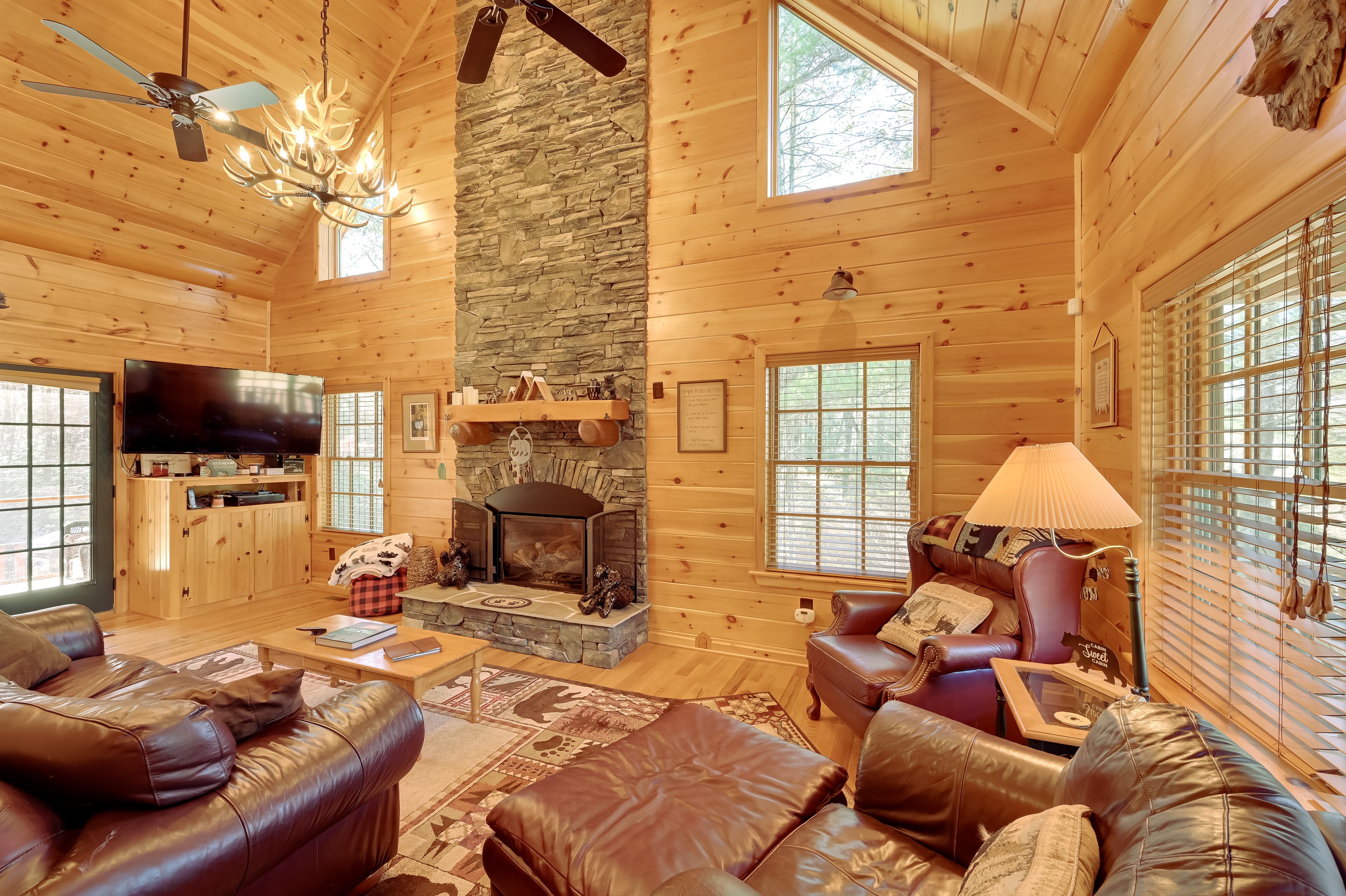 Living Room | Free WiFi | Central A/C & Heat | Smart TV