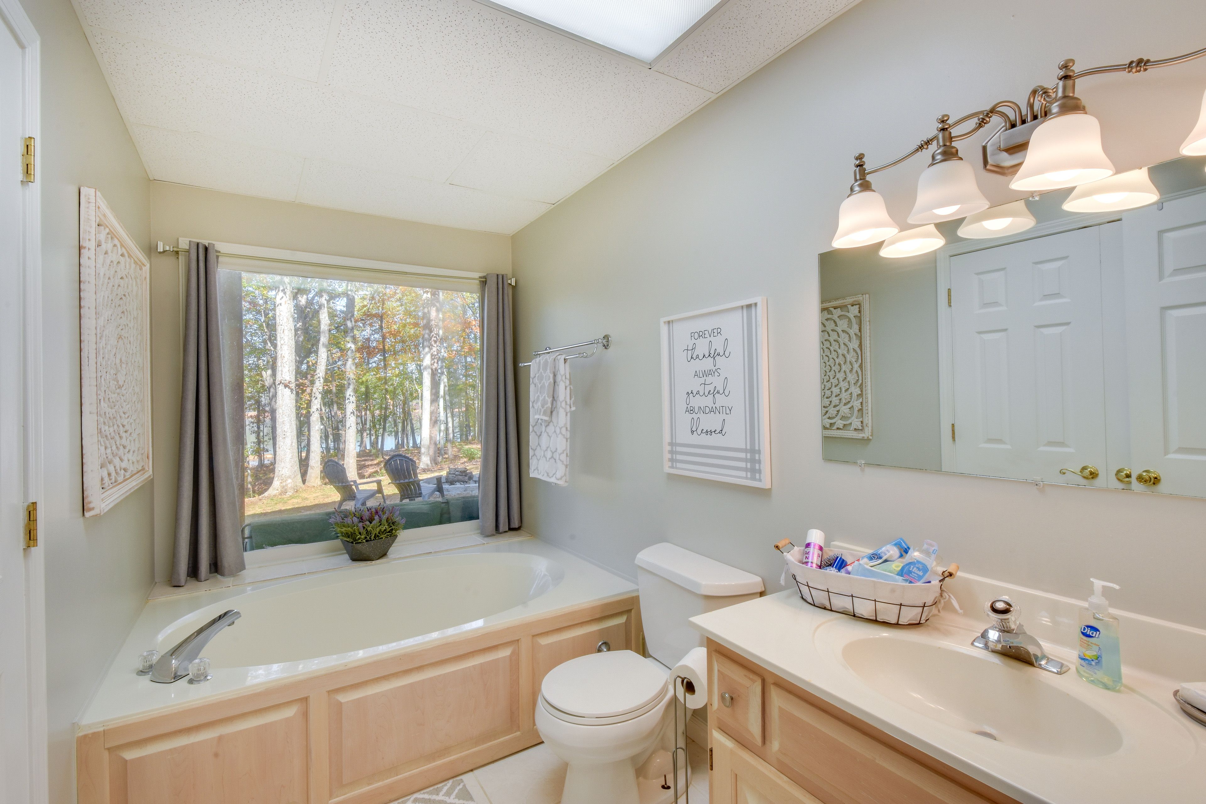 Full Bathroom | Jetted Tub | Complimentary Toiletries