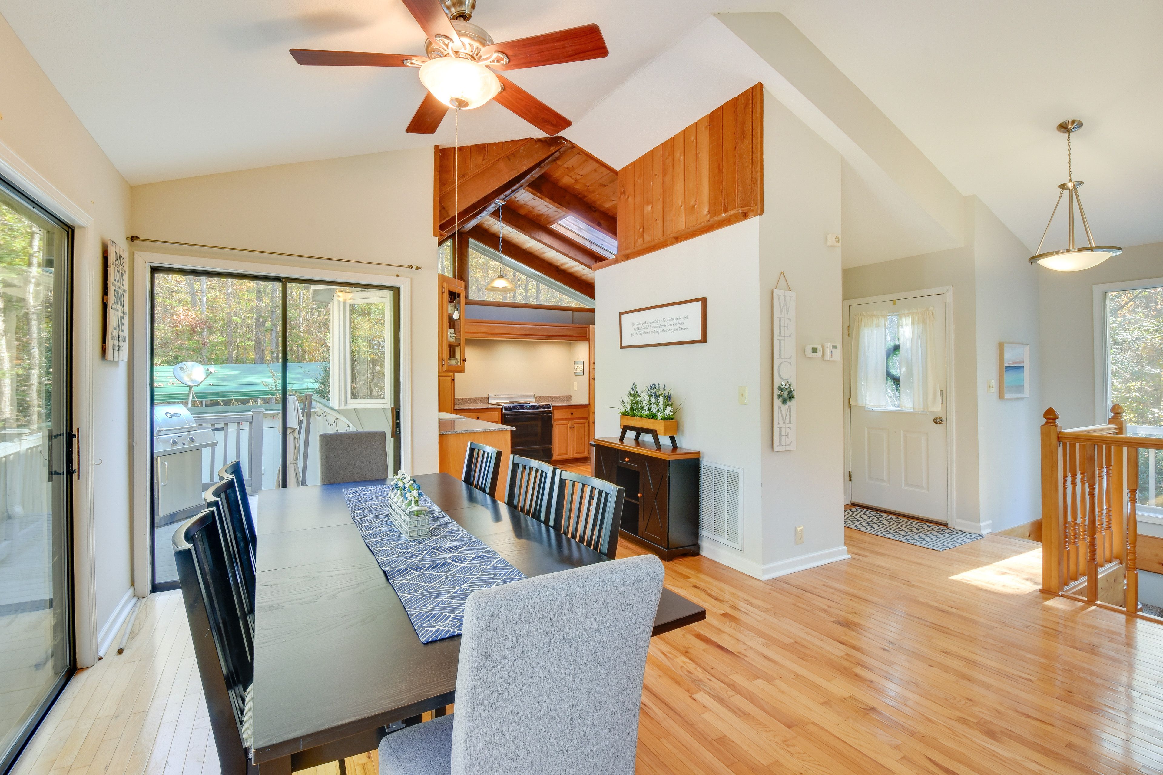 Dining Area | Dishware/Flatware Provided | Free WiFi | Access to Deck