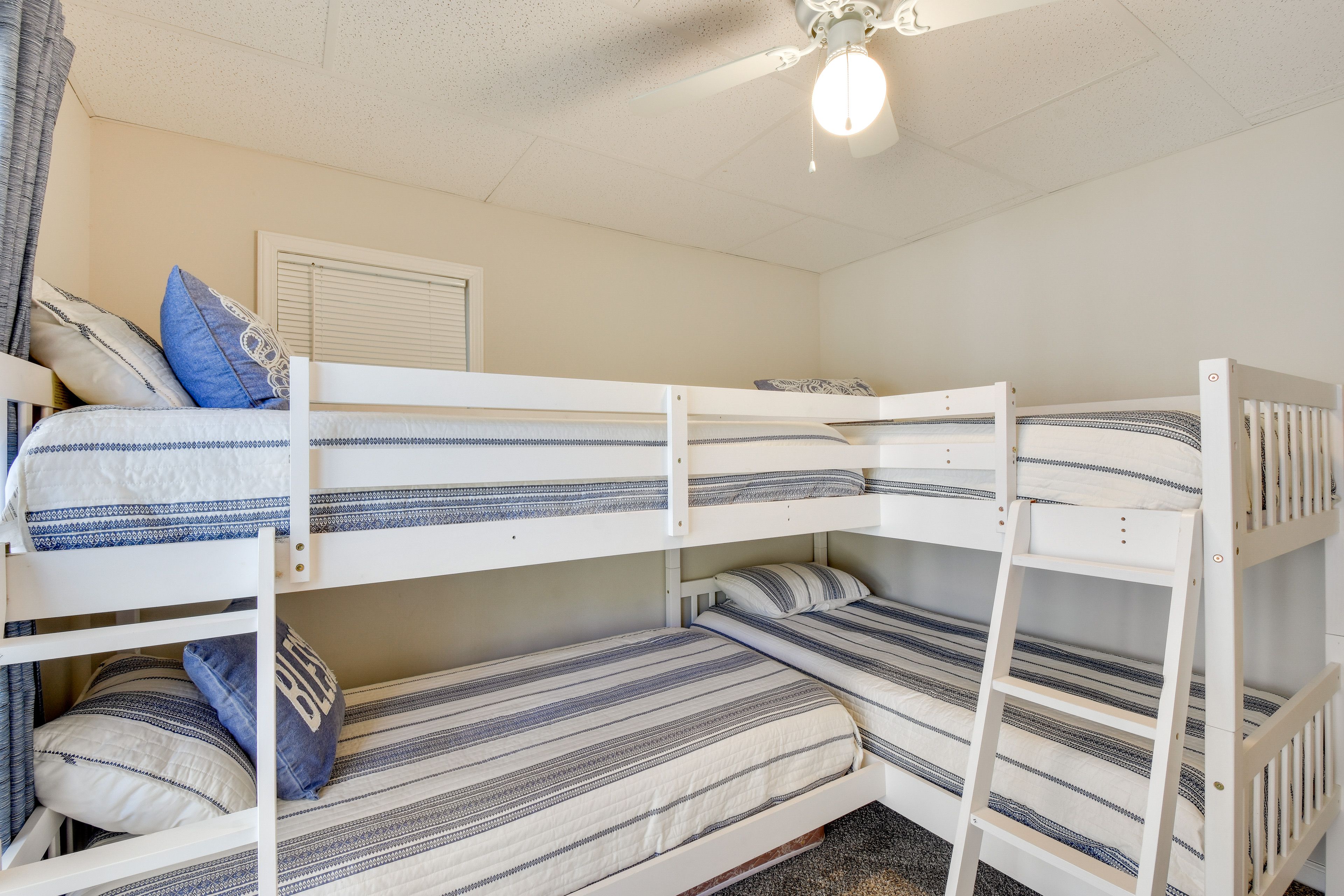 Bedroom 3 | 2 Twin Bunk Beds (Back-to-Side Setup)