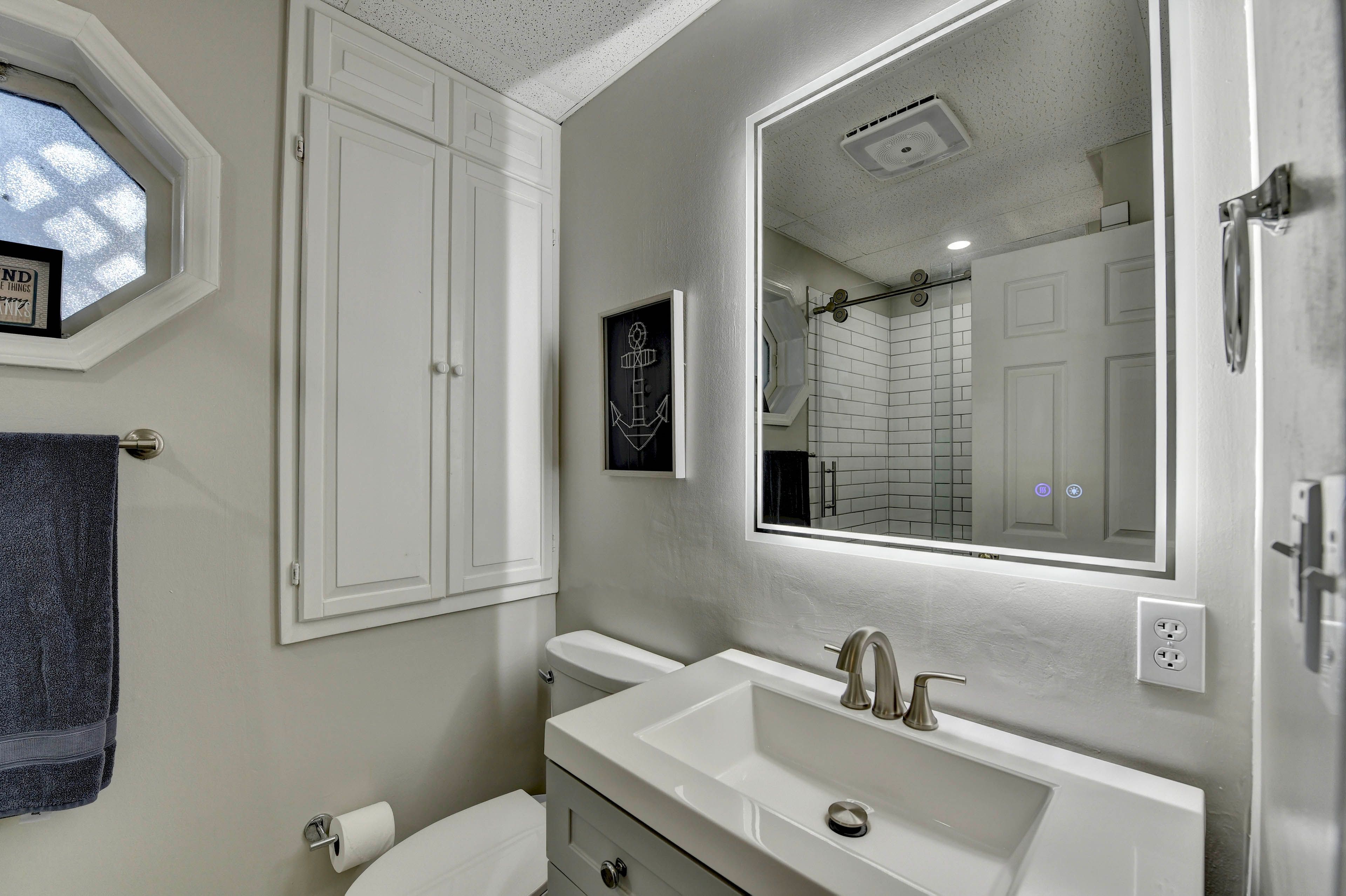 Full Bathroom | Towels Provided