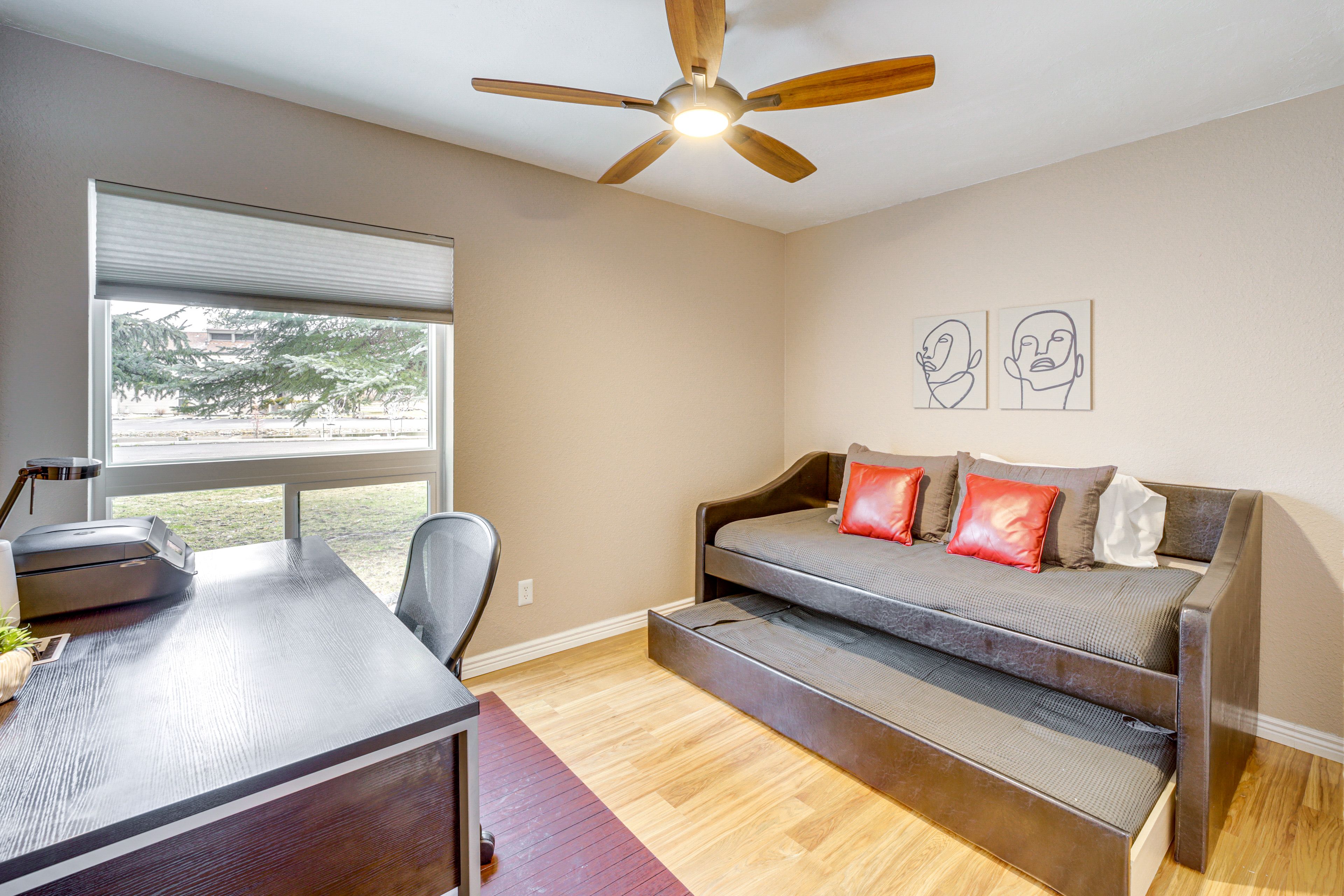 Bedroom 3 | Twin Daybed w/ Twin Trundle | Laptop-Friendly Workspace