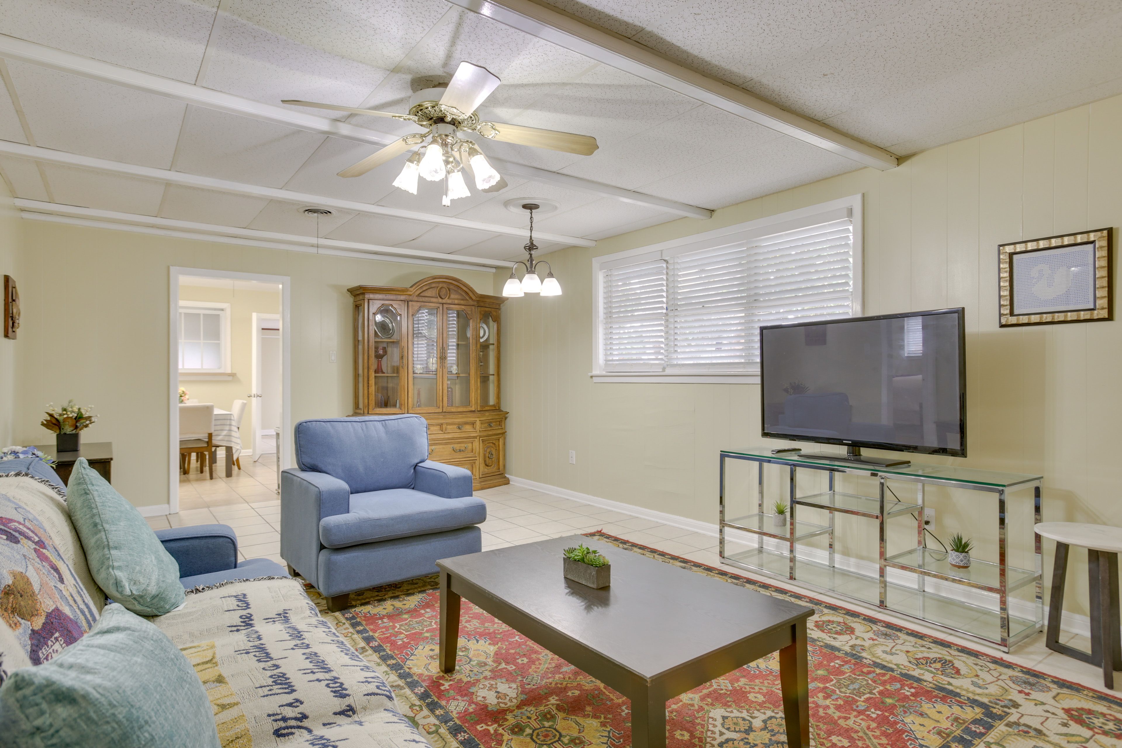 Living Room | Smart TV | Free WiFi | Central A/C & Heating