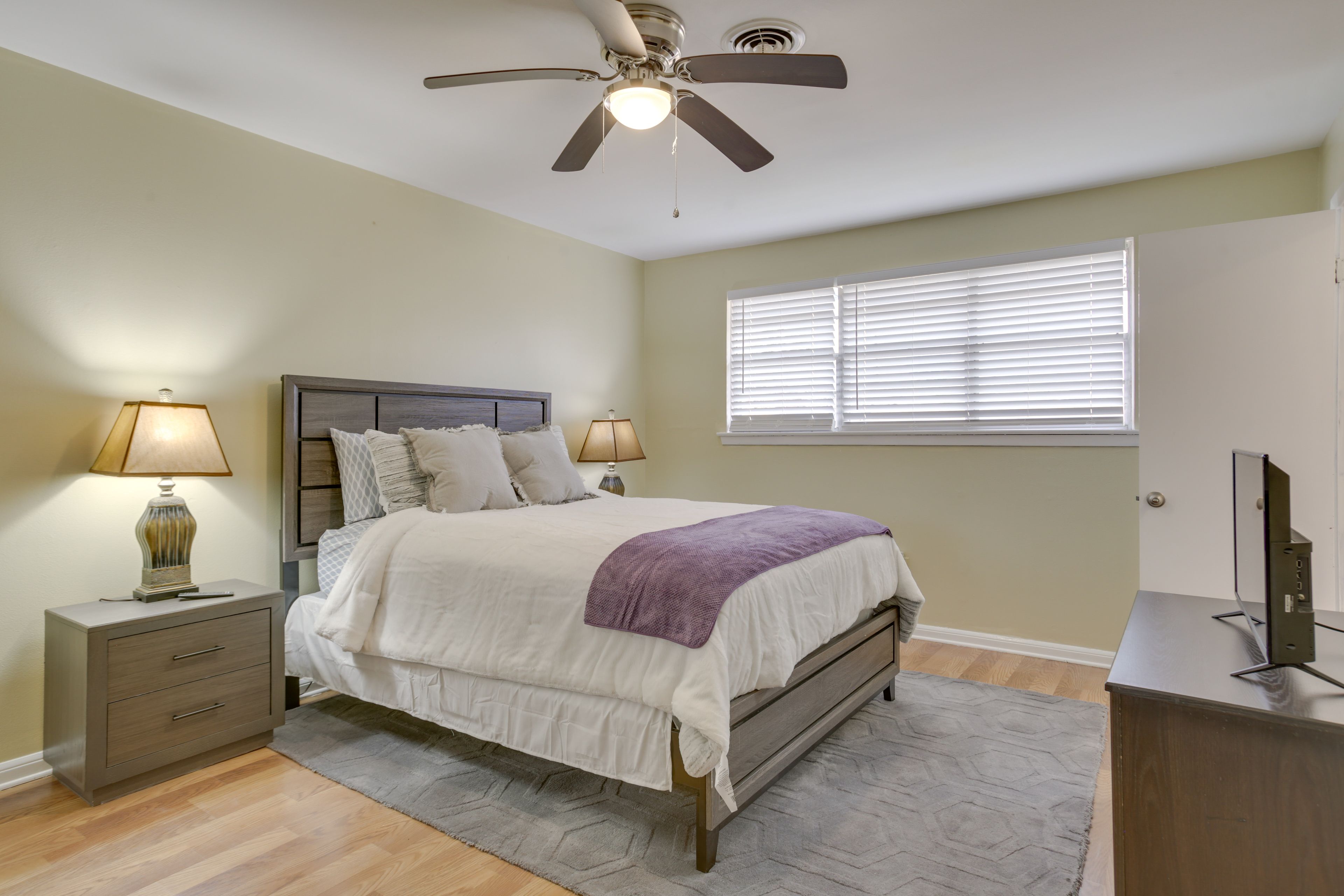 Bedroom 1 | Queen Bed | Smart TV | En-Suite Bathroom