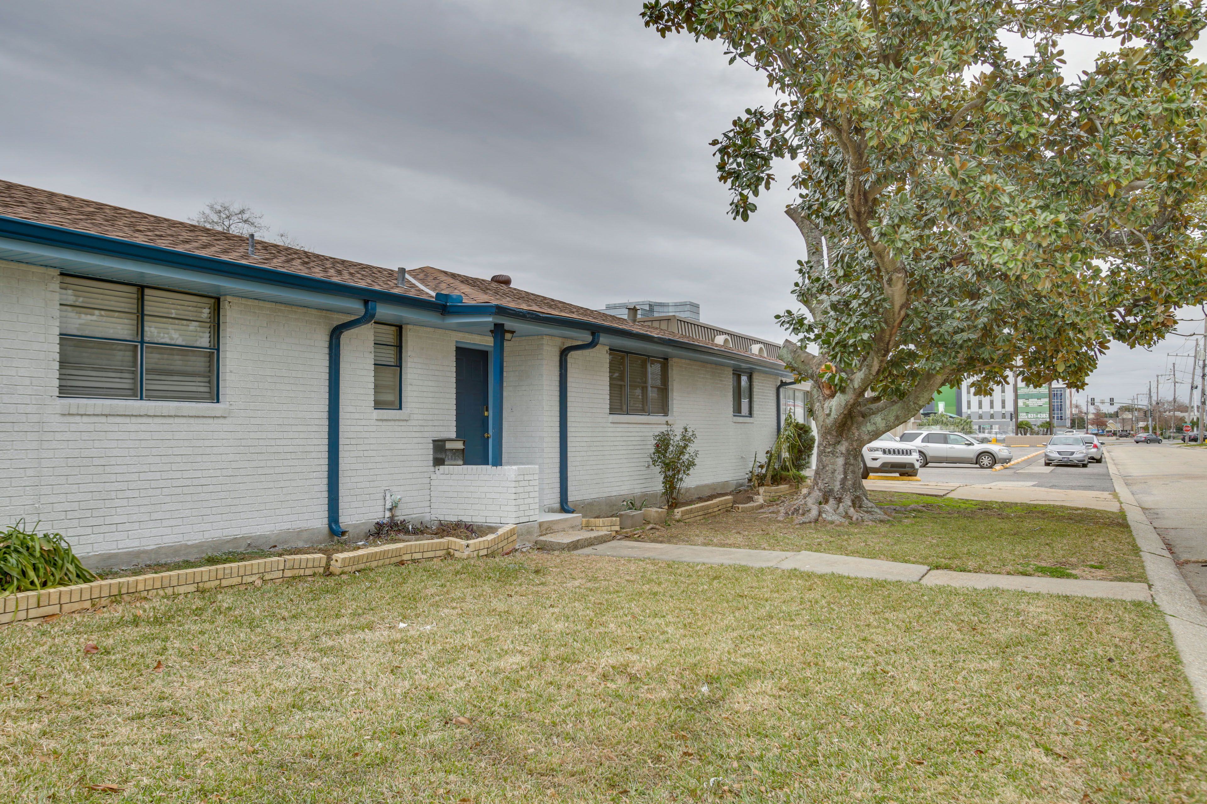 Property Exterior | Driveway (4 Vehicles) | Free Street Parking
