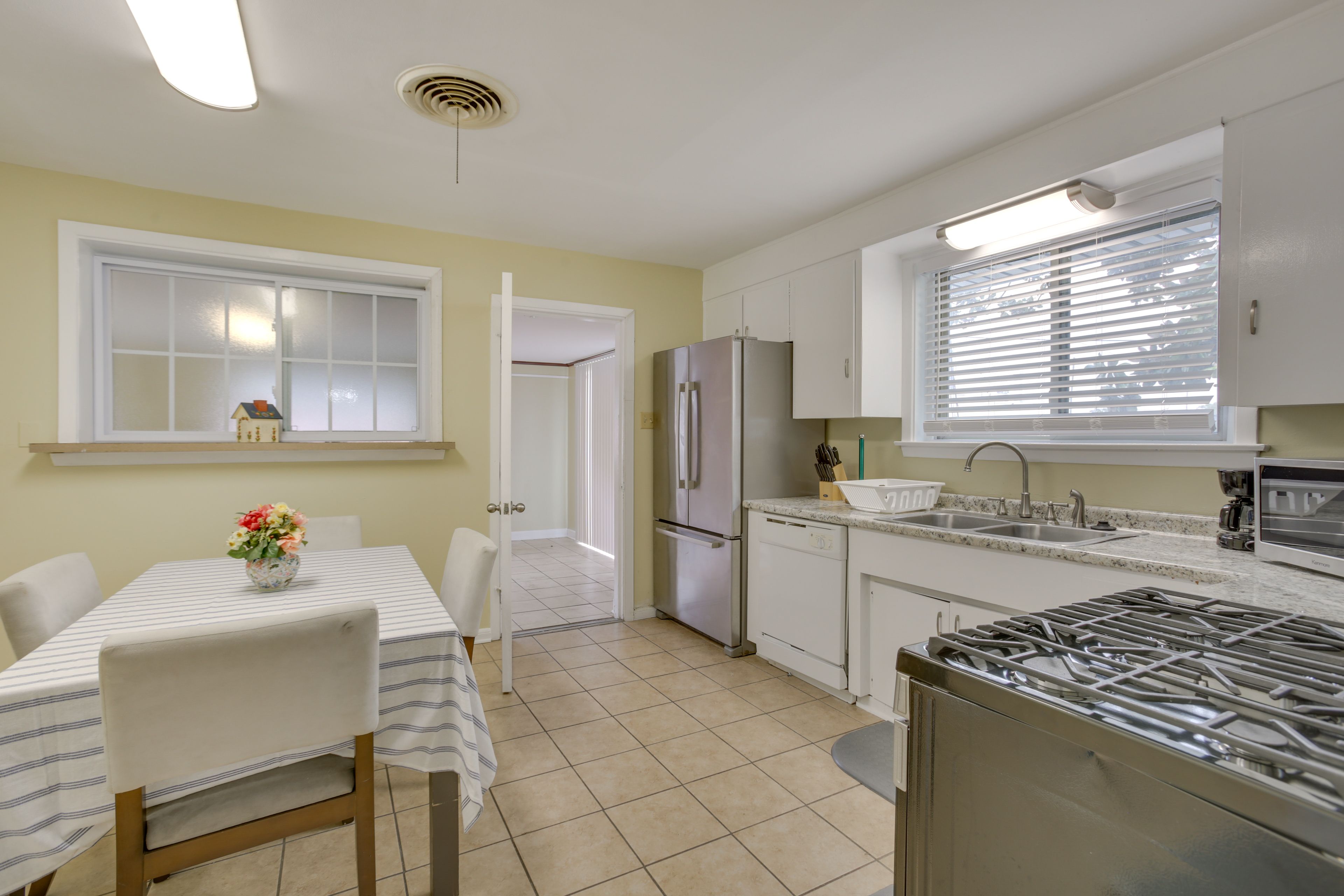 Dining Area & Kitchen