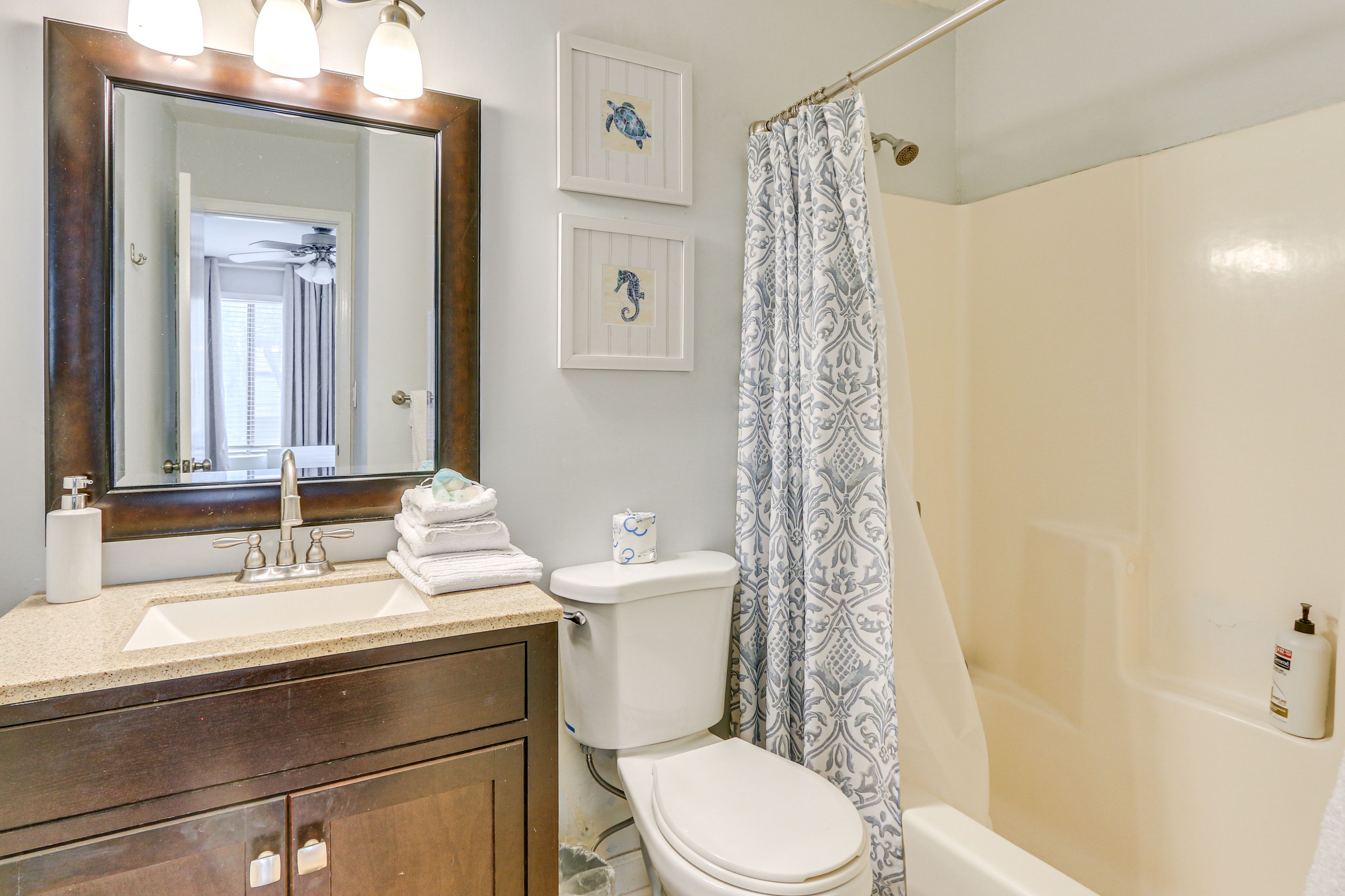 En-Suite Bathroom | Towels Provided | Complimentary Toiletries