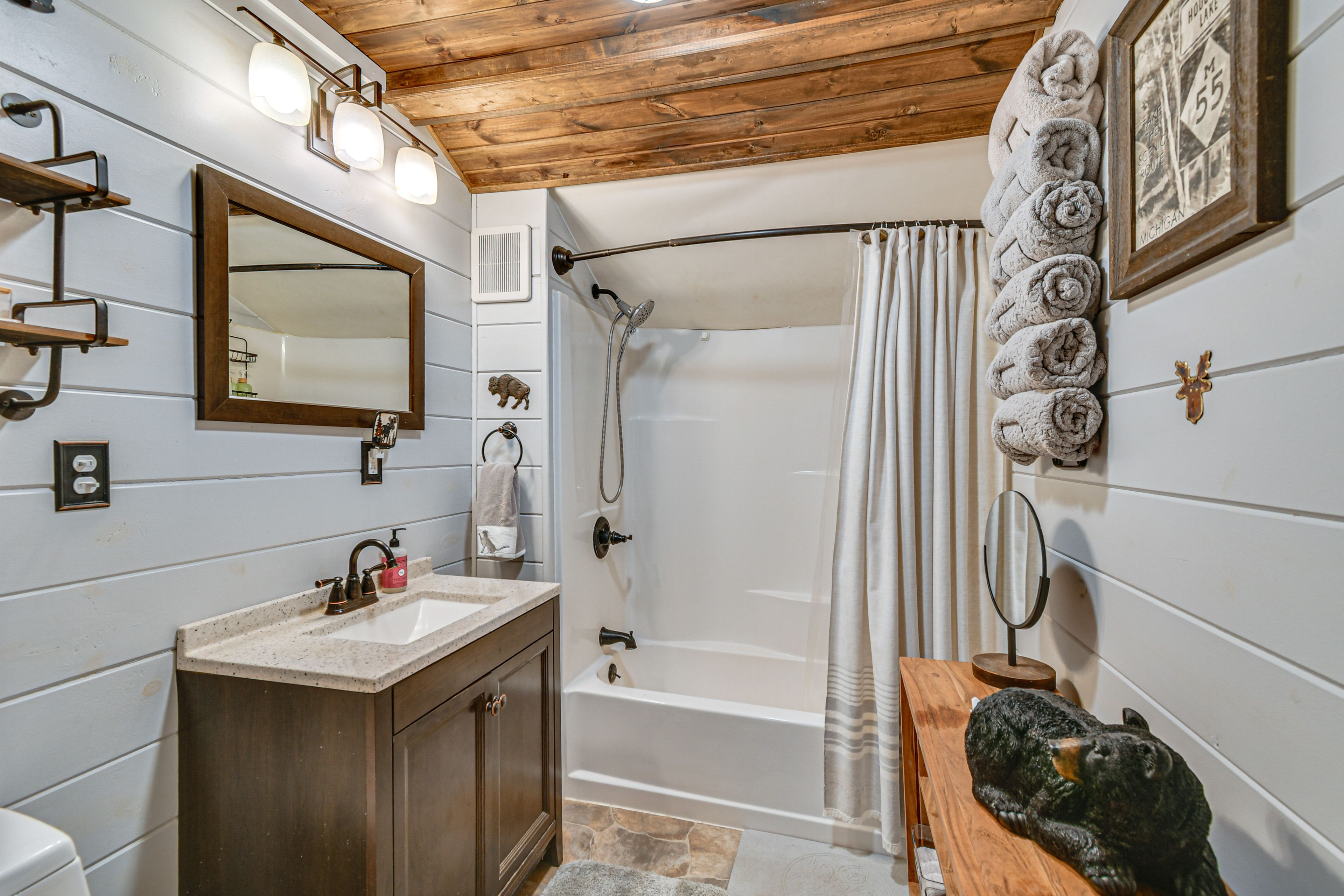 Full Bathroom | Towels Provided | Complimentary Toiletries