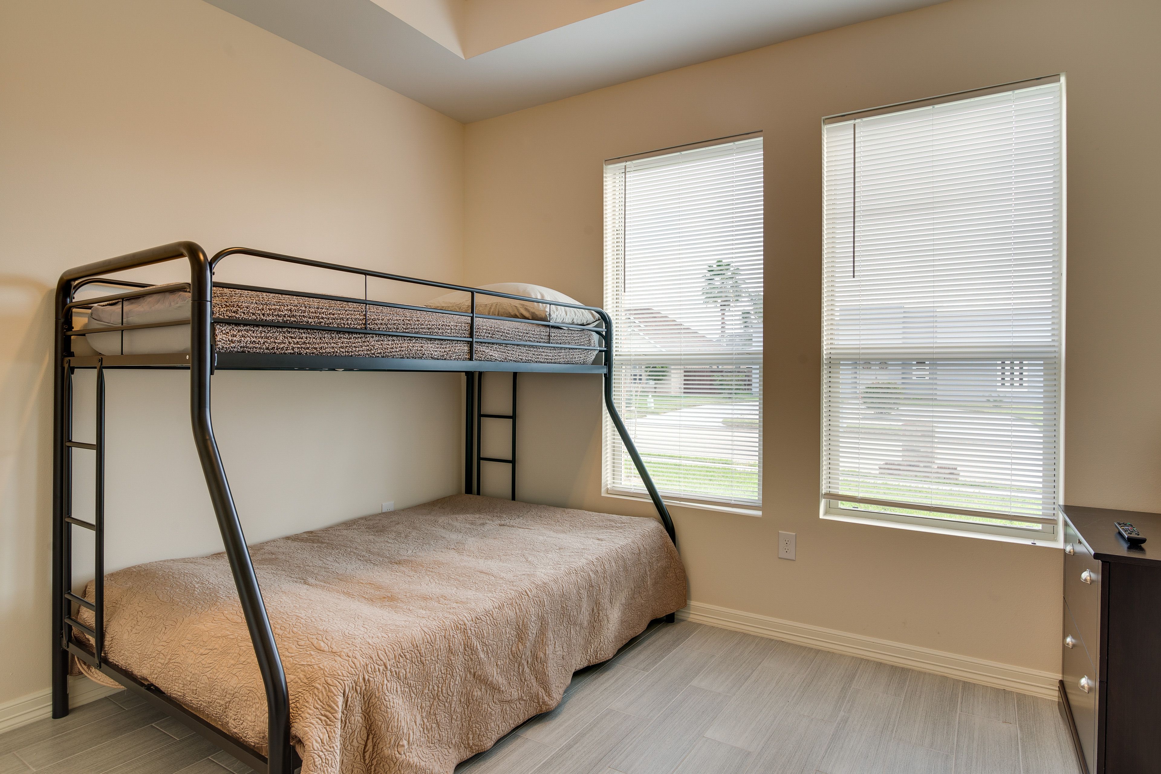 Bedroom 2 | Twin/Full Bunk Bed