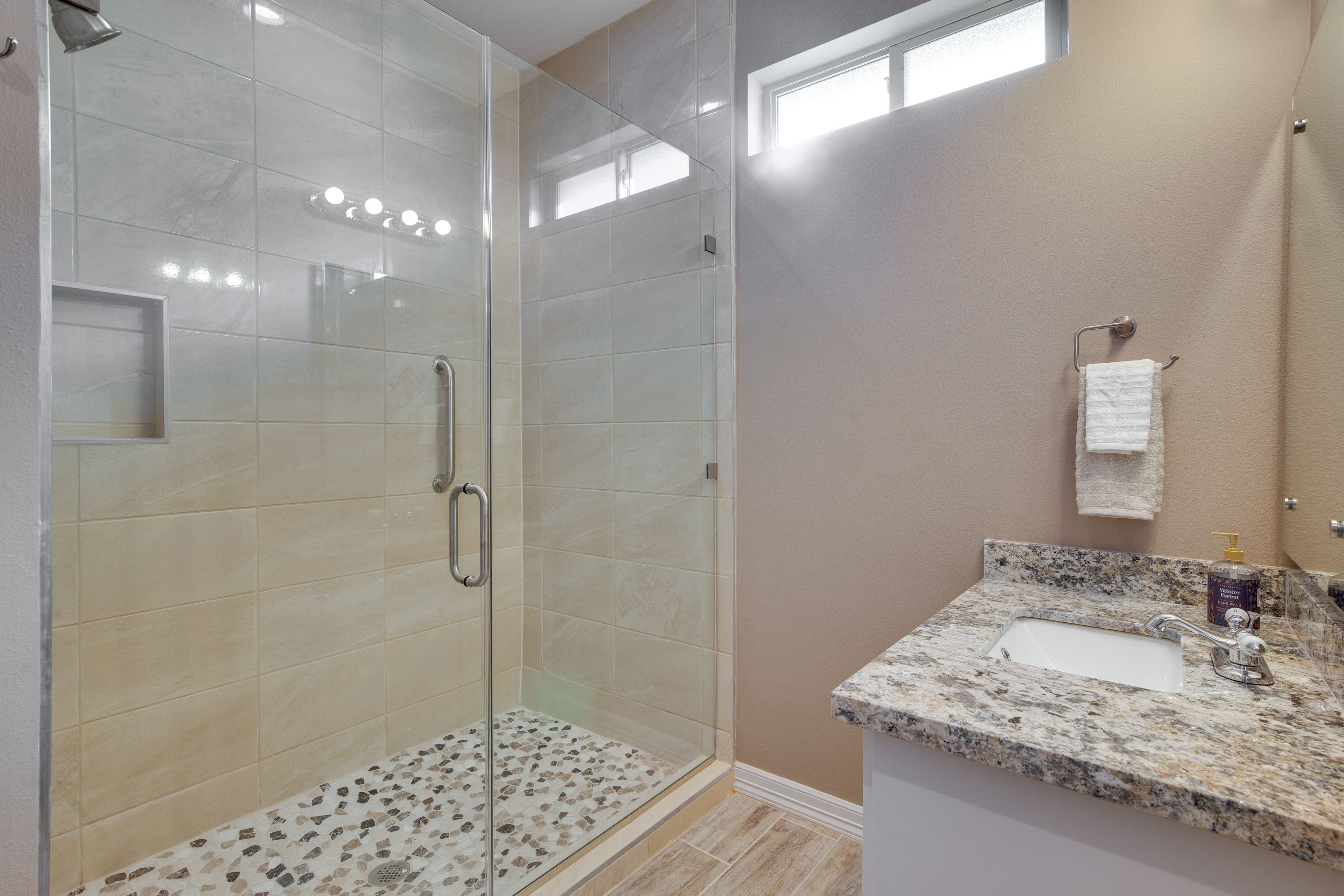 Full Bathroom | Walk-In Closet
