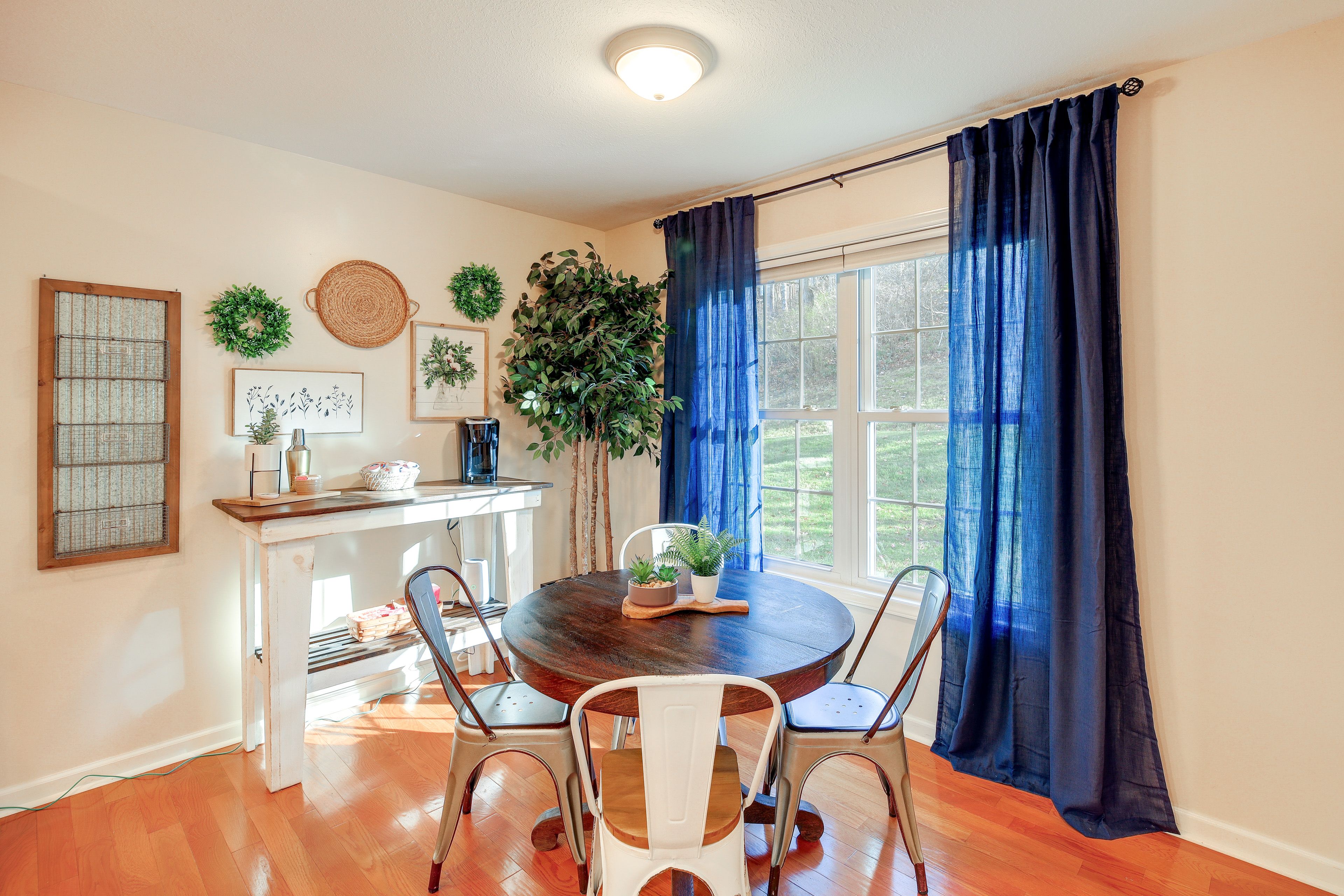 Dining Area | Dining Table | Dishware/Flatware