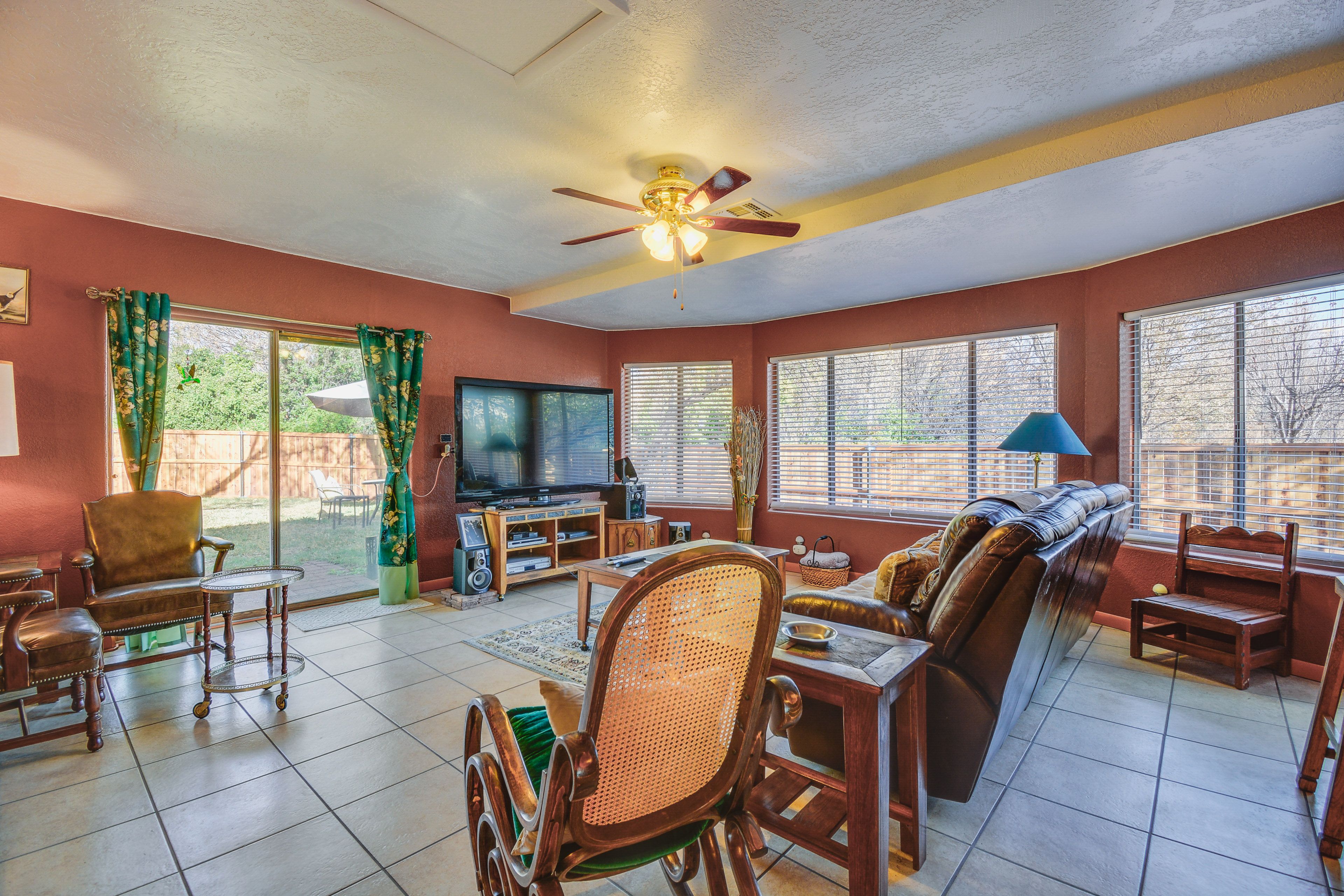 Living Room | Free WiFi | Smart TV | Central A/C & Heating