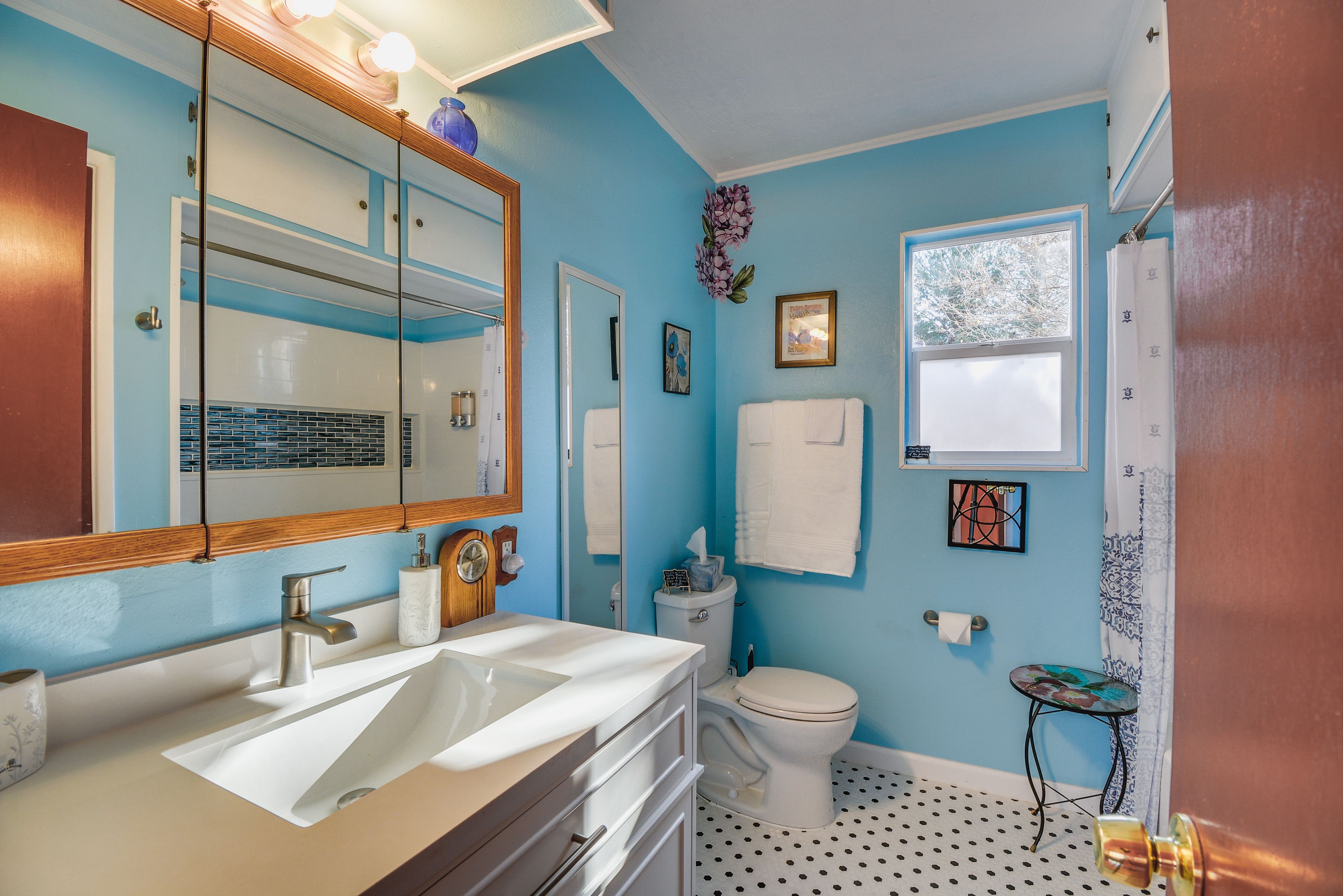 Full Bath | Complimentary Toiletries | Towels Provided
