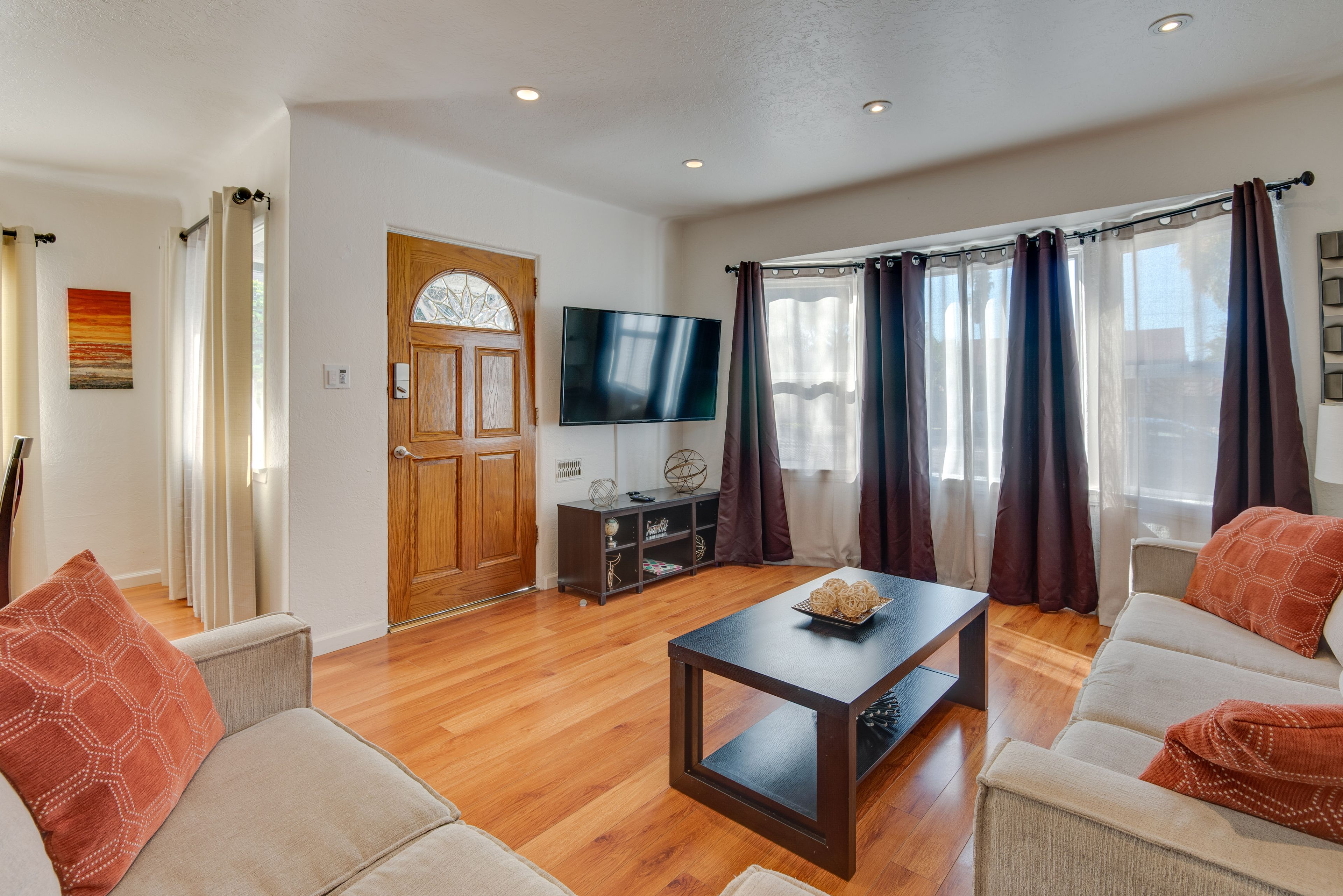 Living Room | Free WiFi | Smart TV | Central Heating & A/C