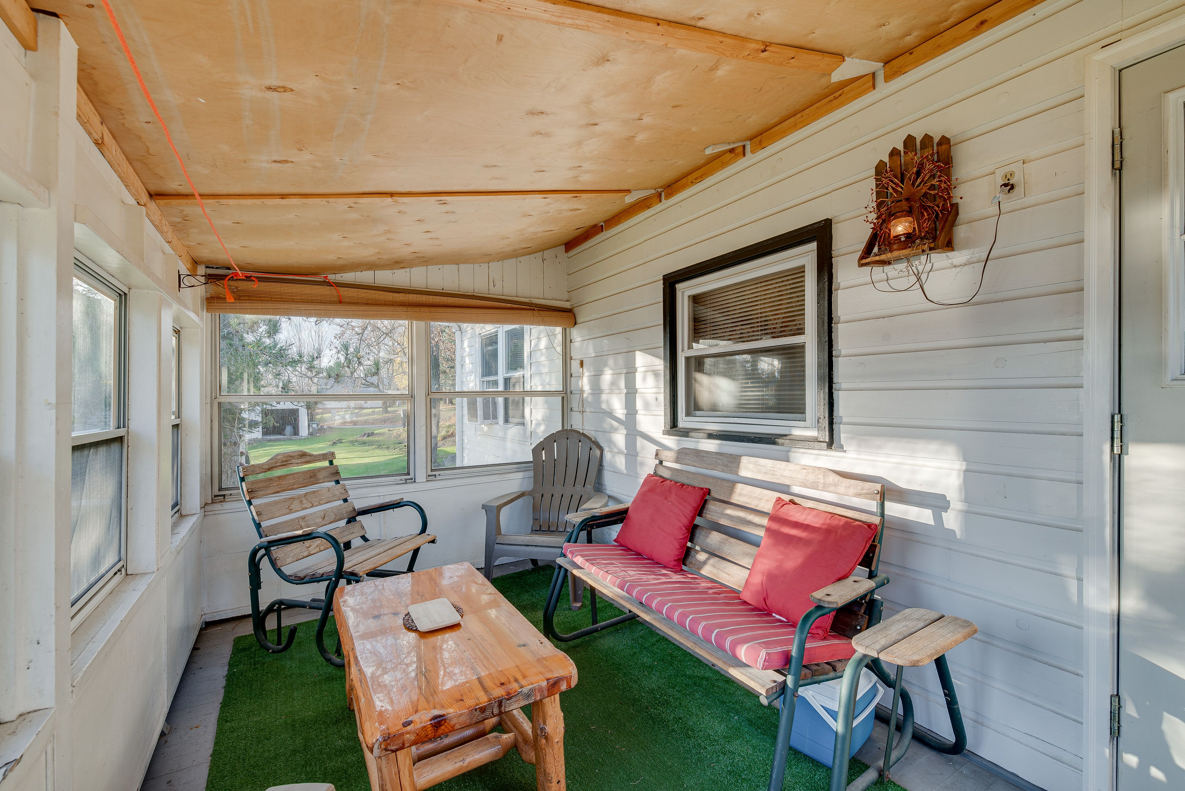 Screened-In Porch | Lake Views | 628 Sq Ft