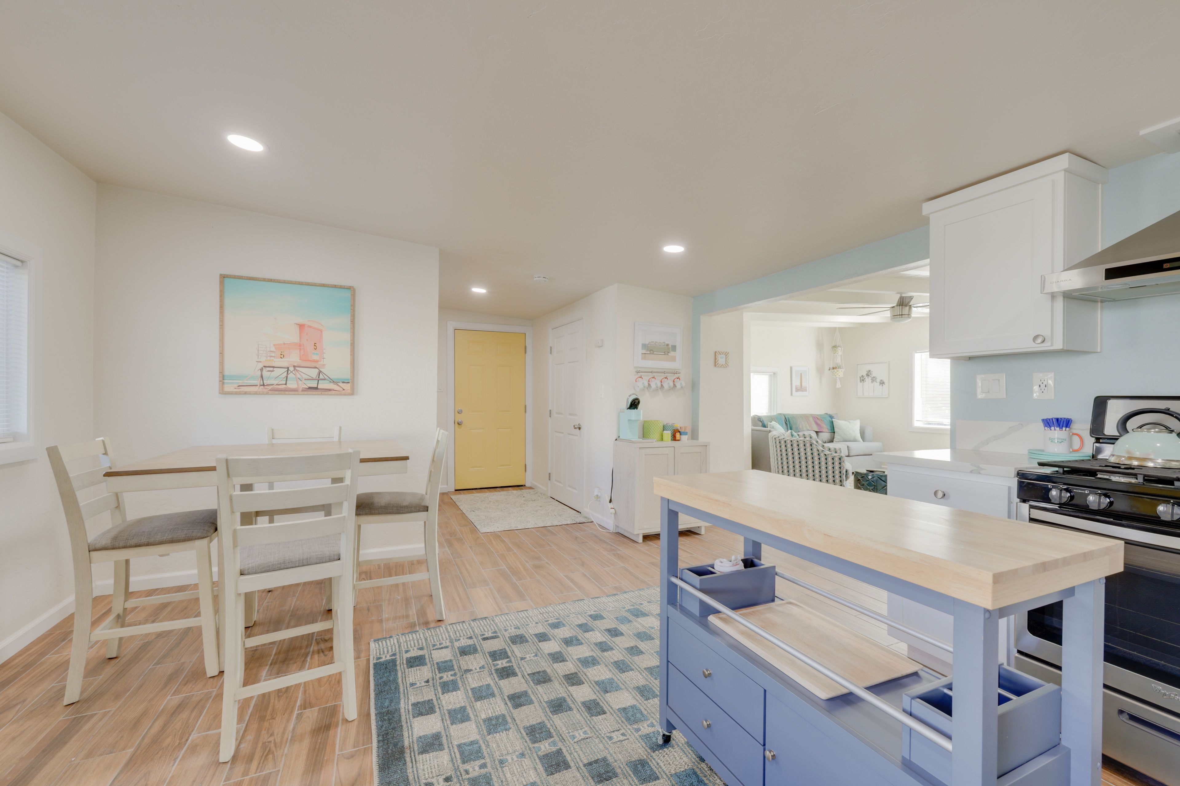 Dining Area | Dishware & Flatware Provided