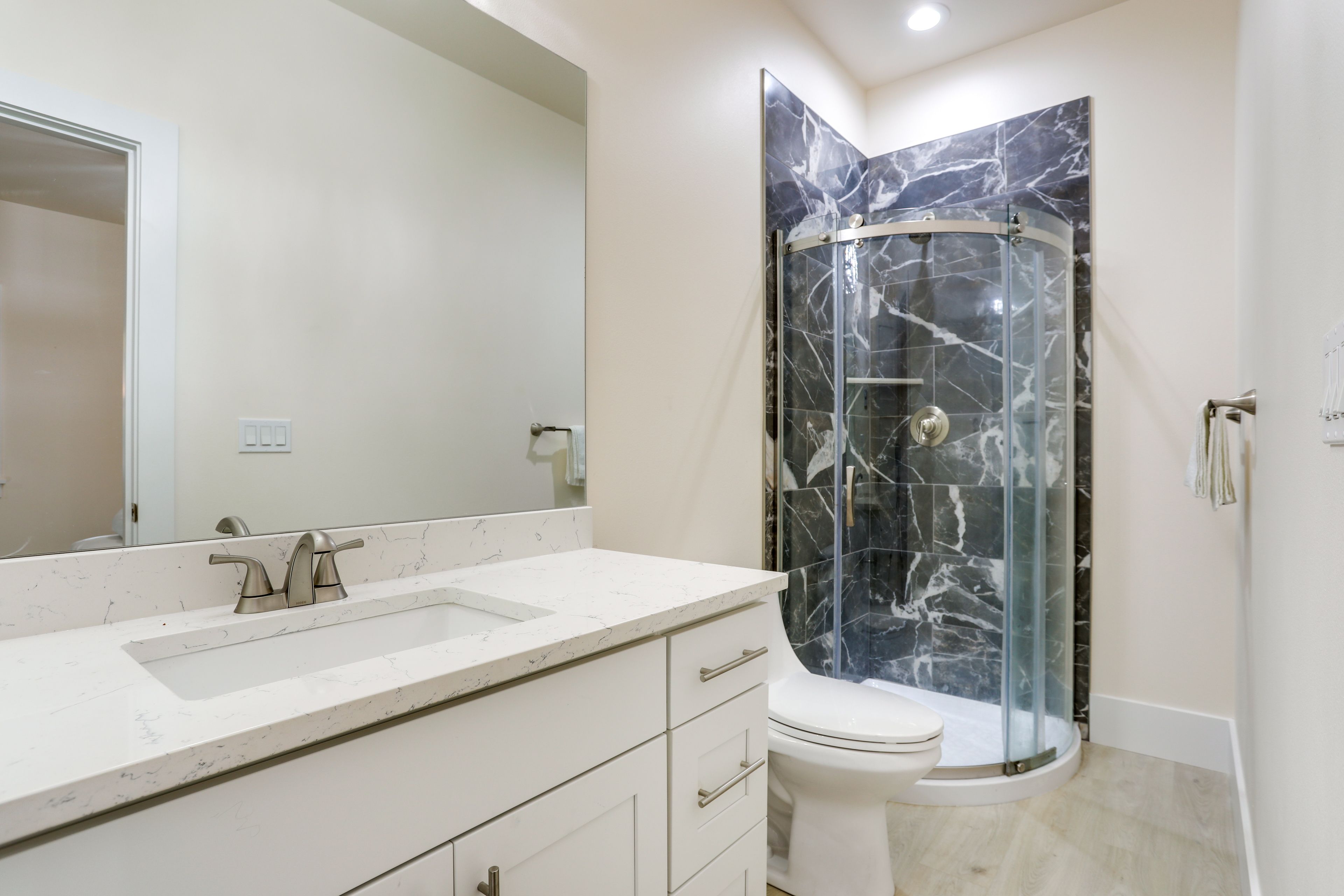 Full Bathroom | Towels Provided