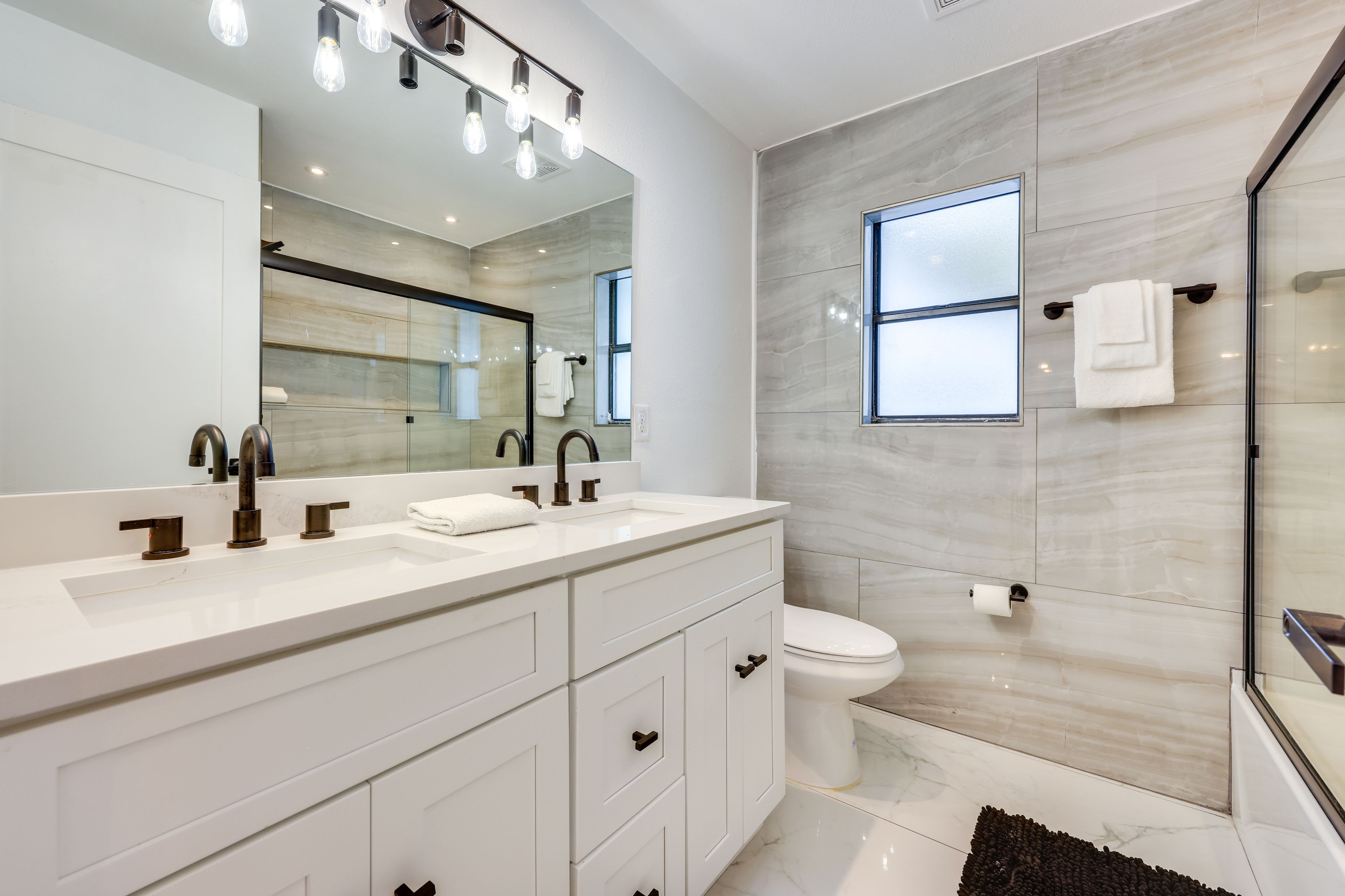 Full Bathroom | Towels Provided