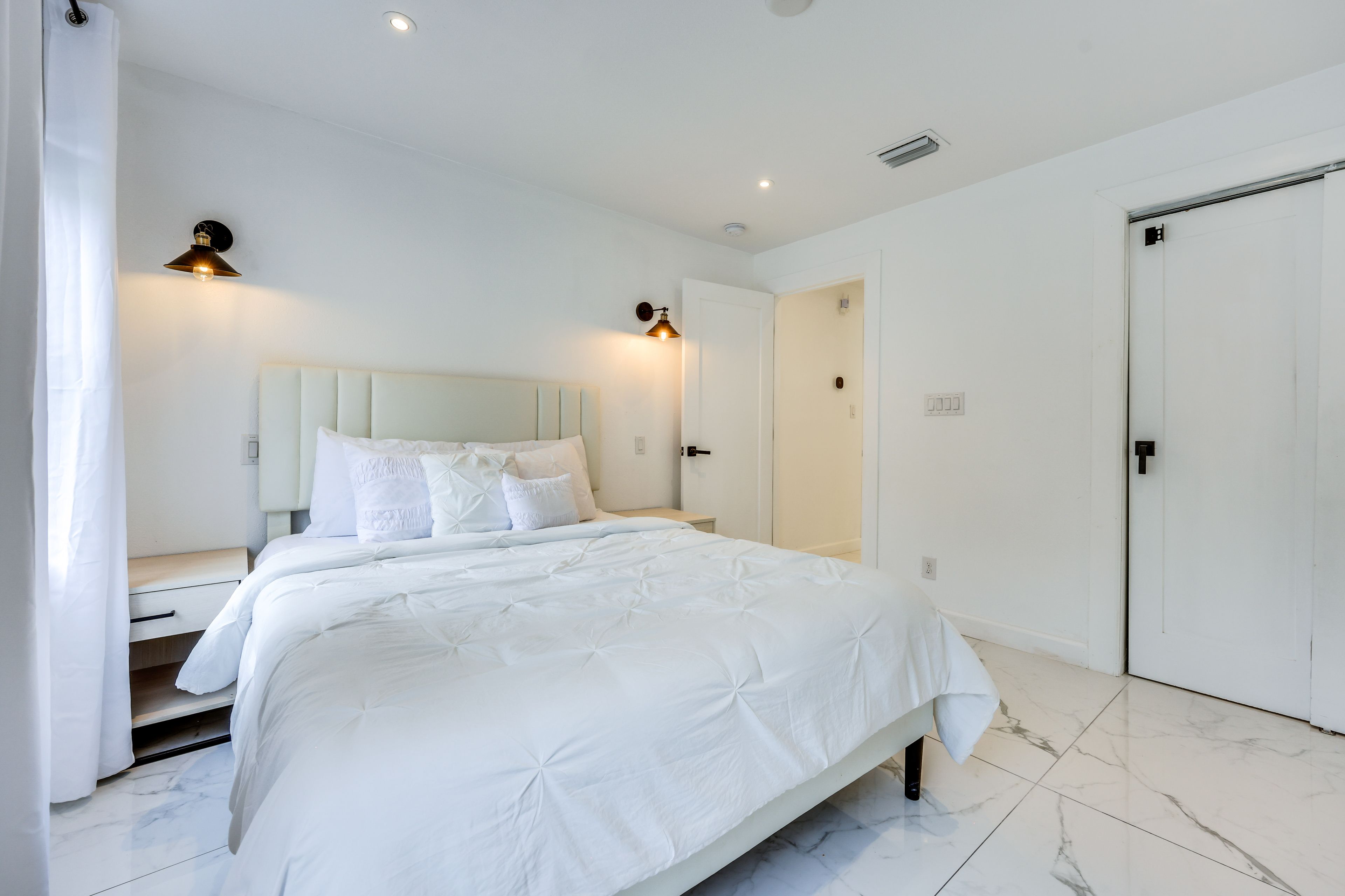 Bedroom 1 | Queen Bed | Smart TV