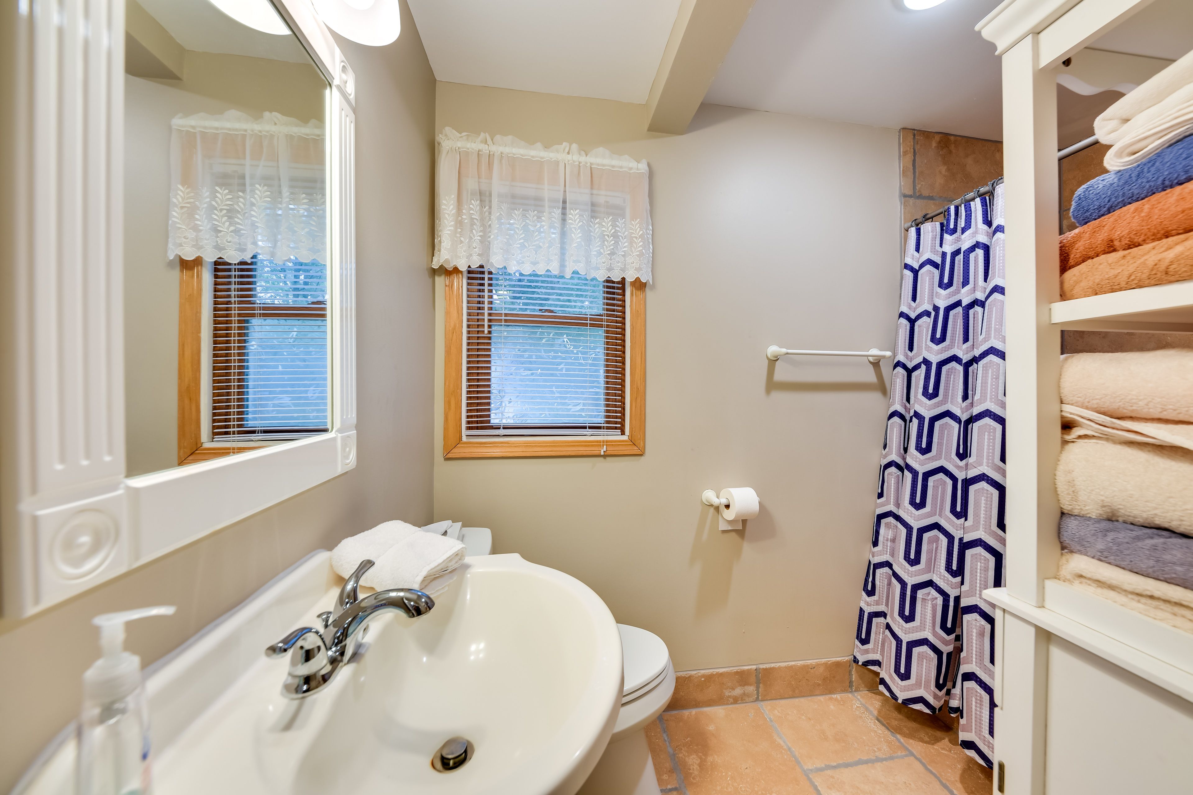 Full Bathroom | Main Level | Towels Provided | Complimentary Toiletries