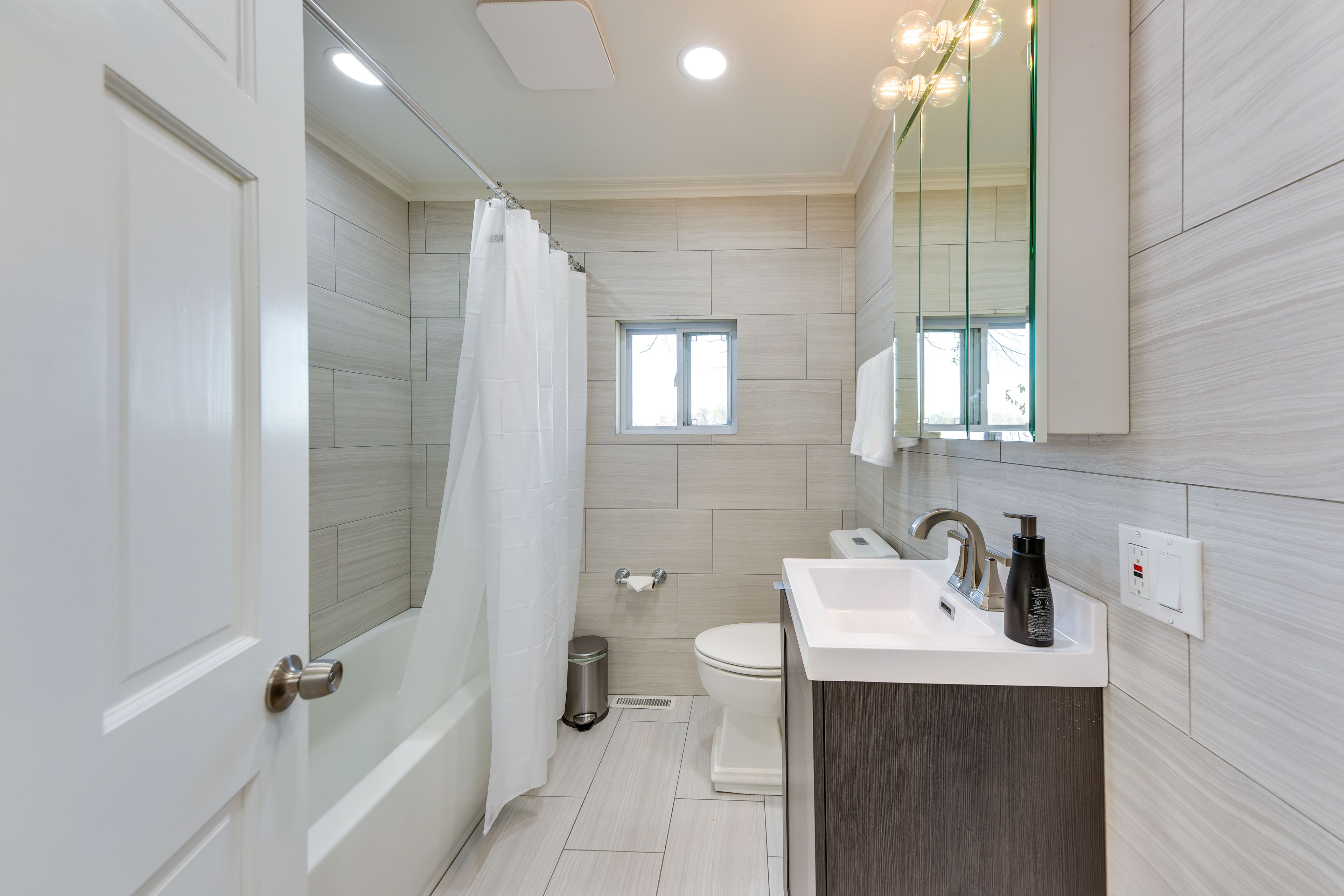 Full Bathroom | 1st Floor | Complimentary Toiletries