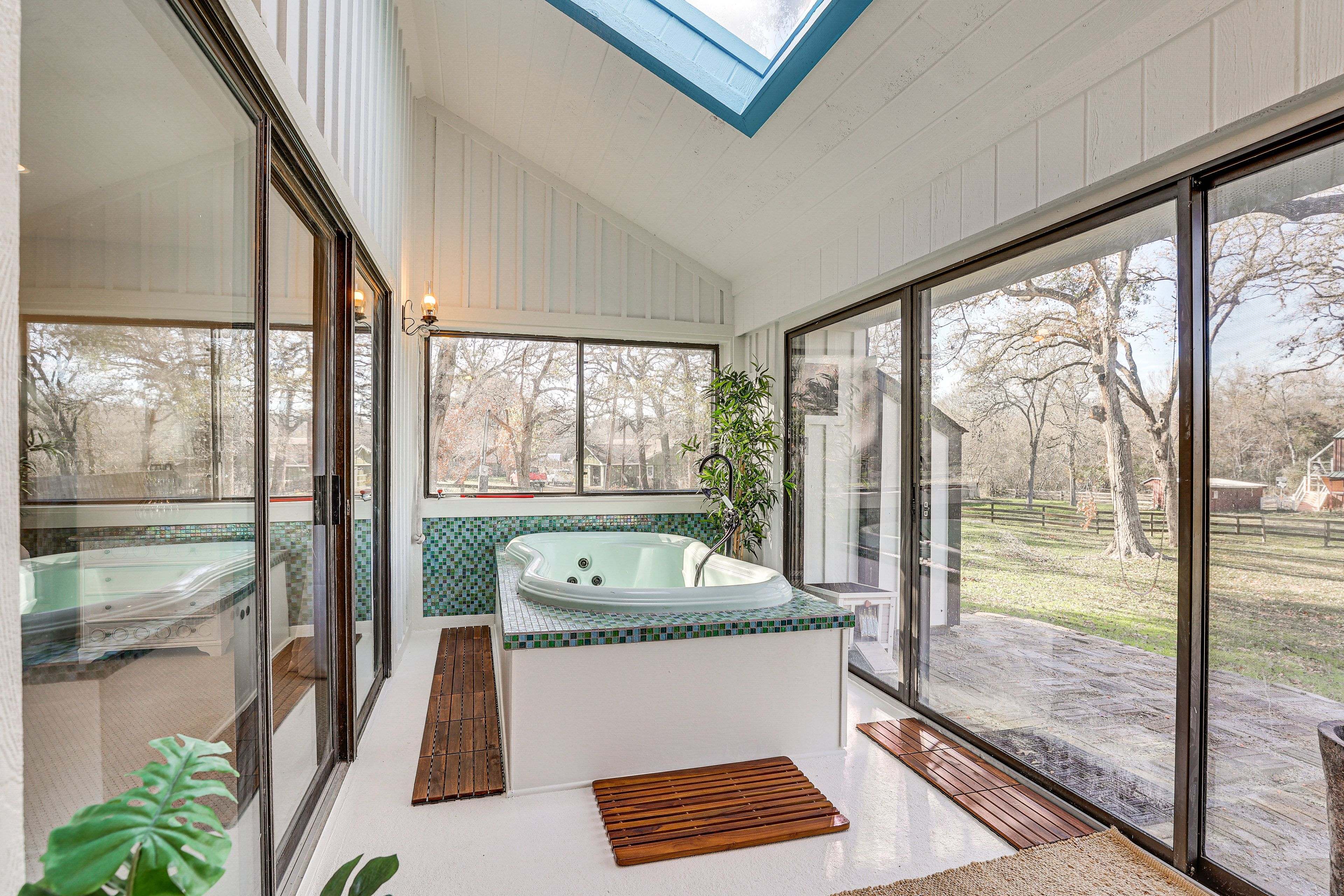 Tub w/ Views