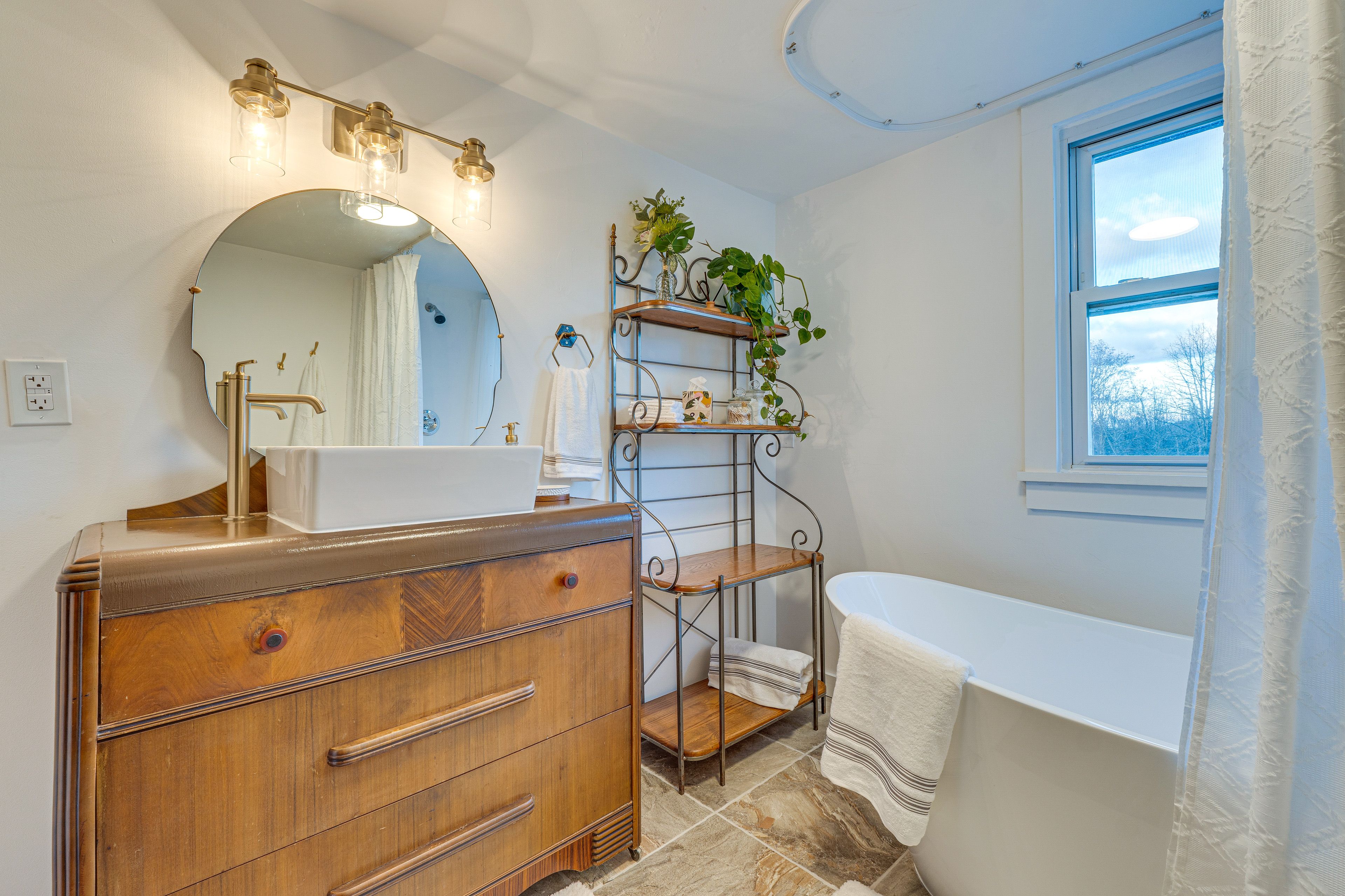Full Bathroom | Towels Provided | 2nd Floor