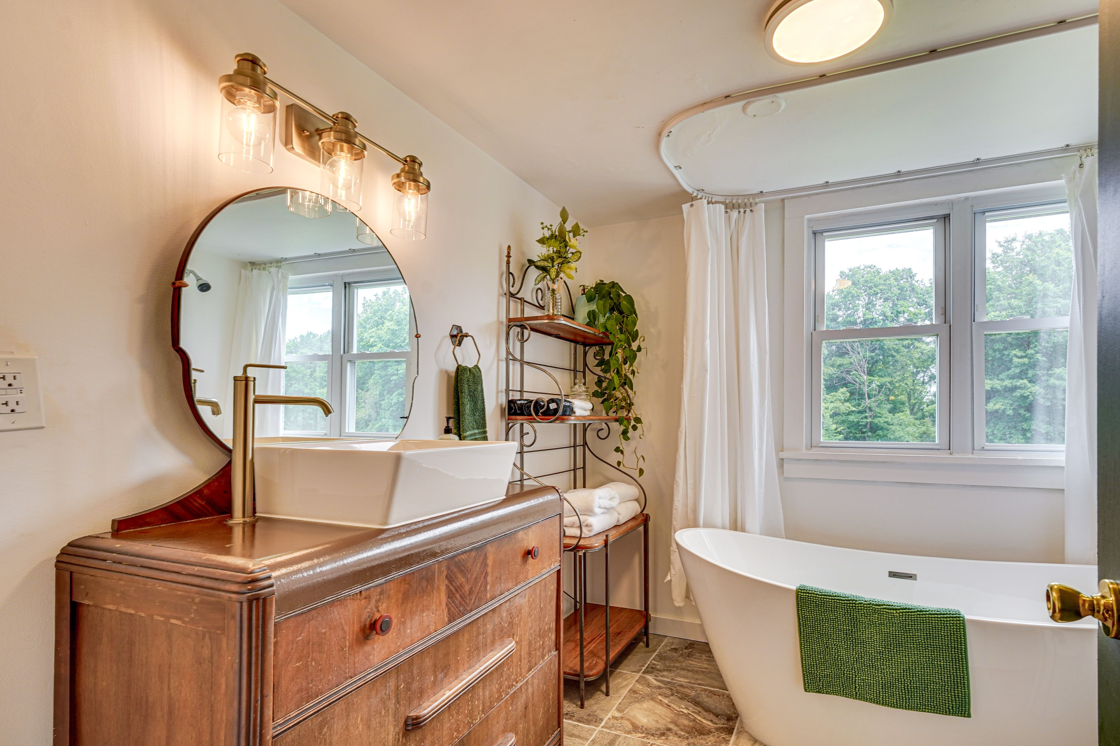 Full Bathroom | Towels Provided | 2nd Floor