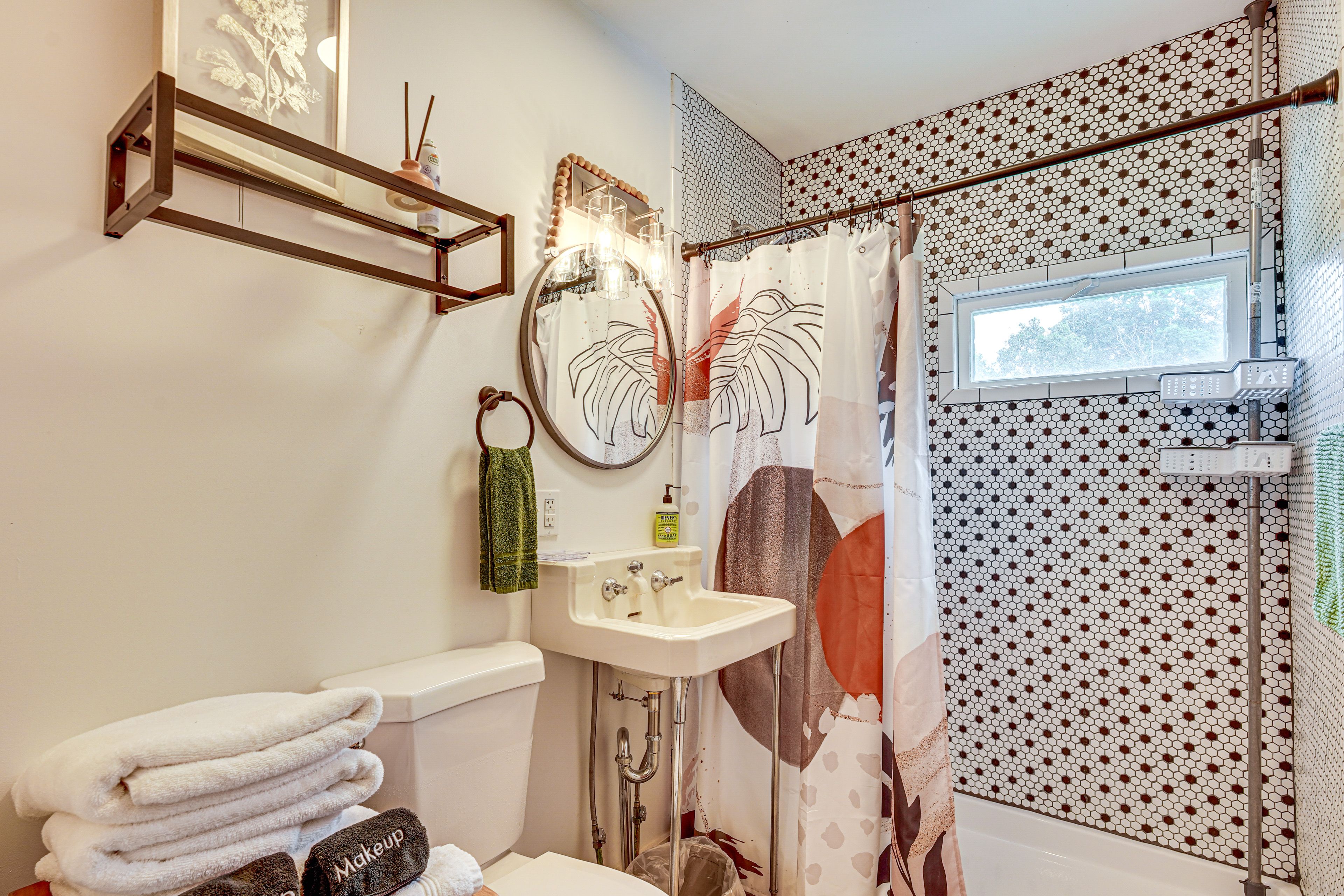 Full Bathroom | Complimentary Toiletries | 1st Floor