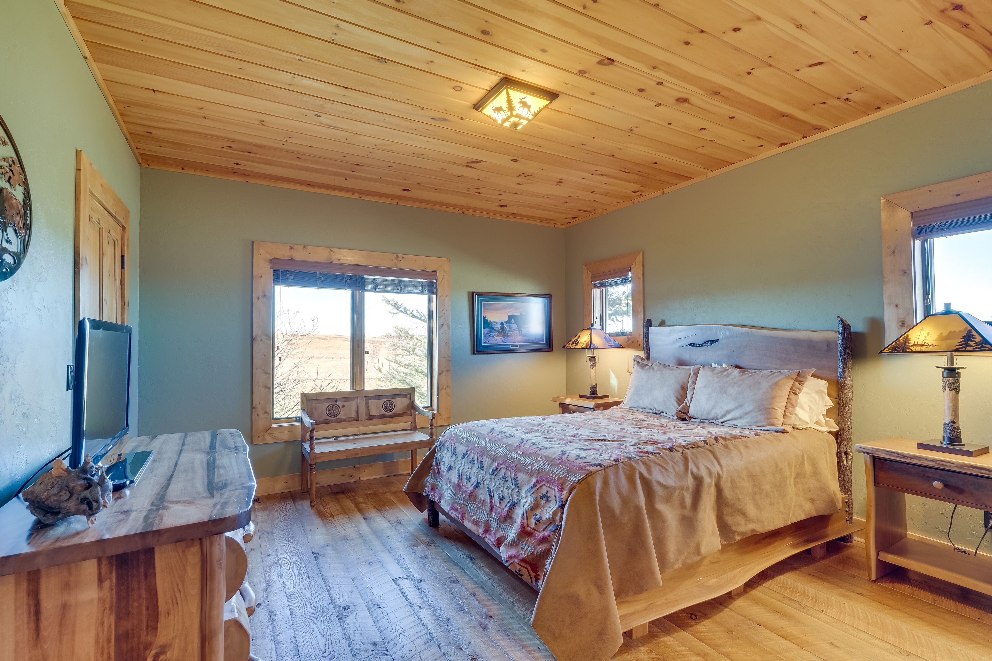 Bedroom 2 | Queen Bed | Main Floor