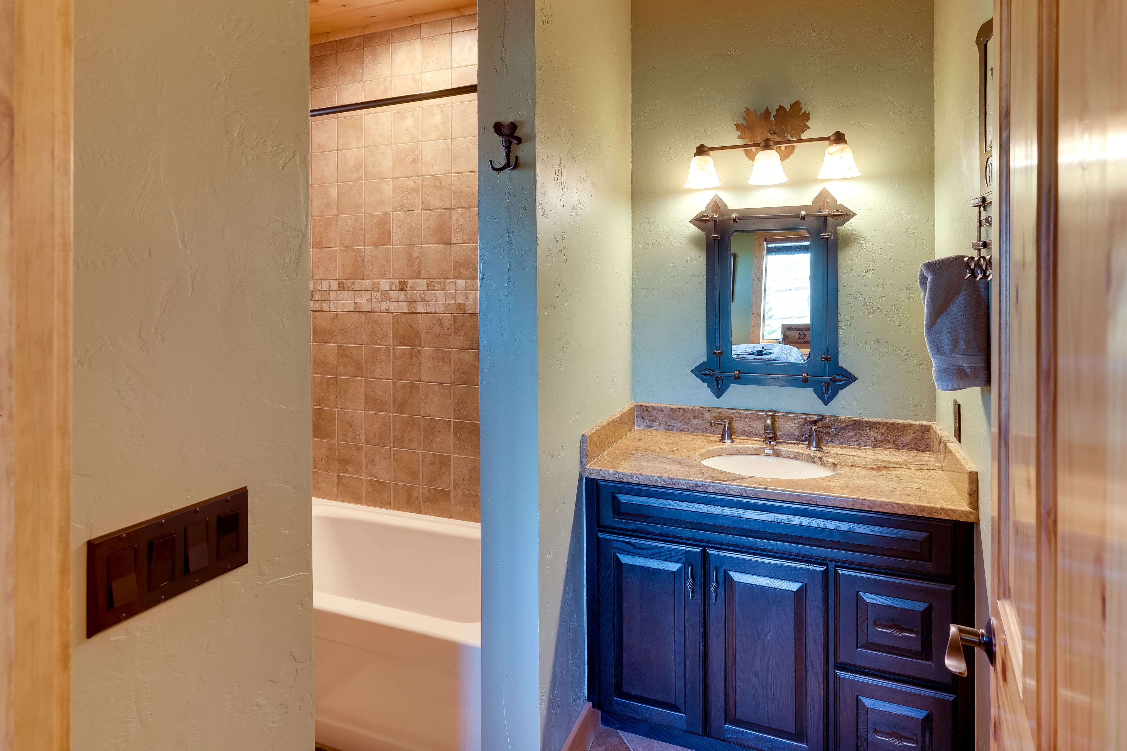 En-Suite Bathroom | Towels Provided