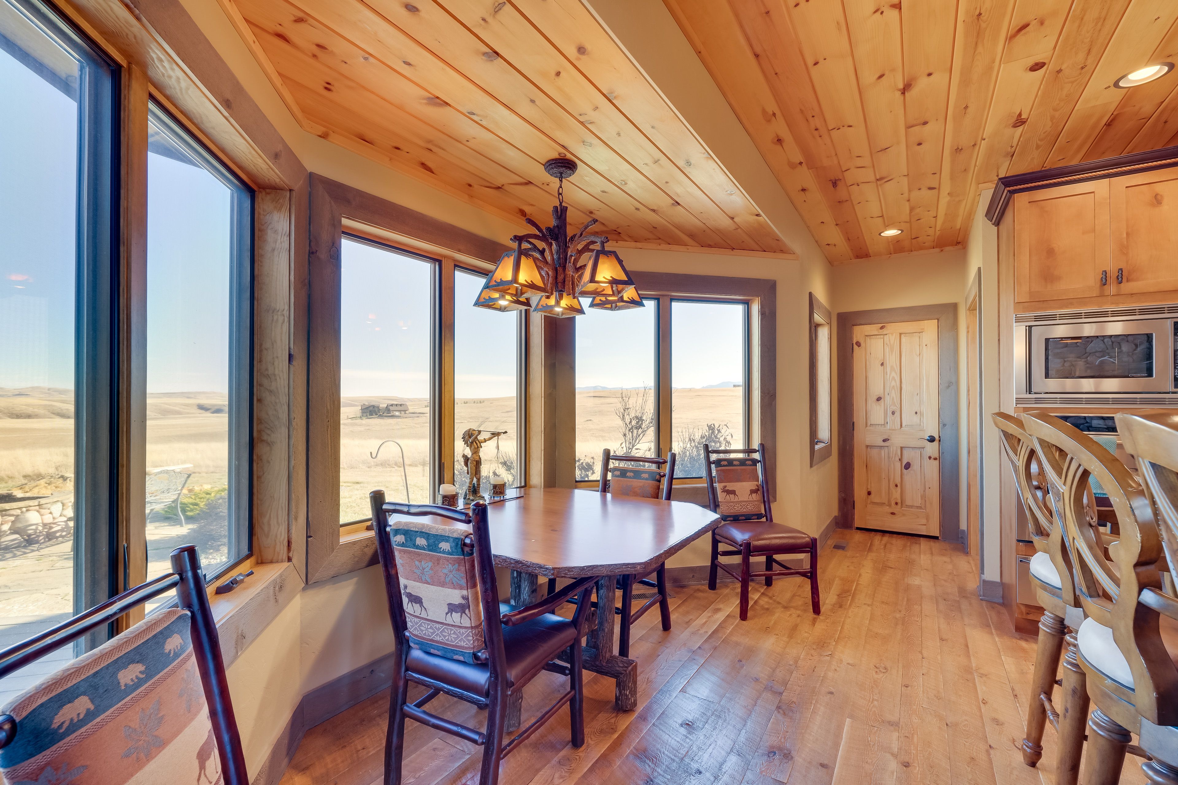 Dining Nook | Dishware & Flatware Provided