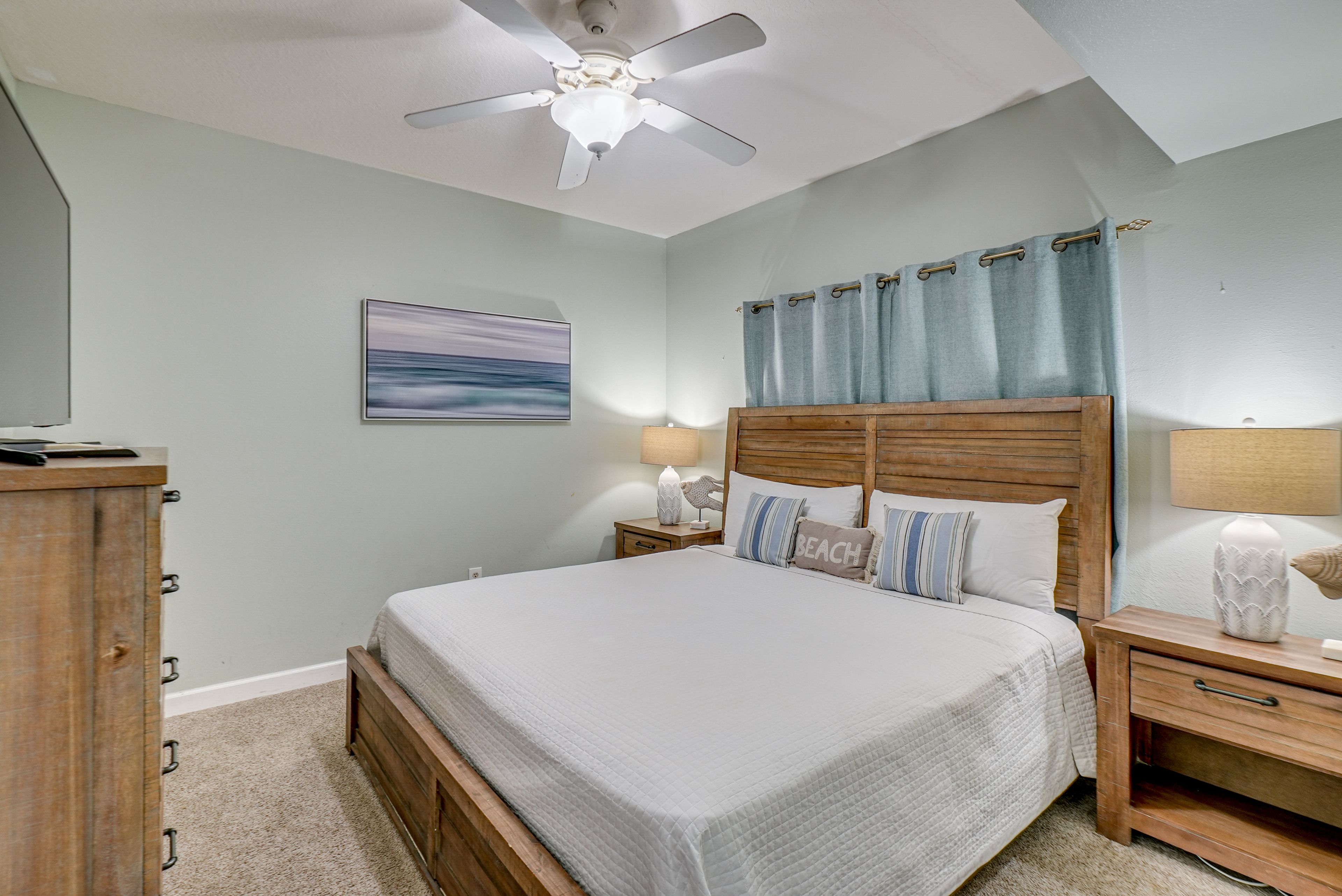 Bedroom | King Bed | Linens Provided