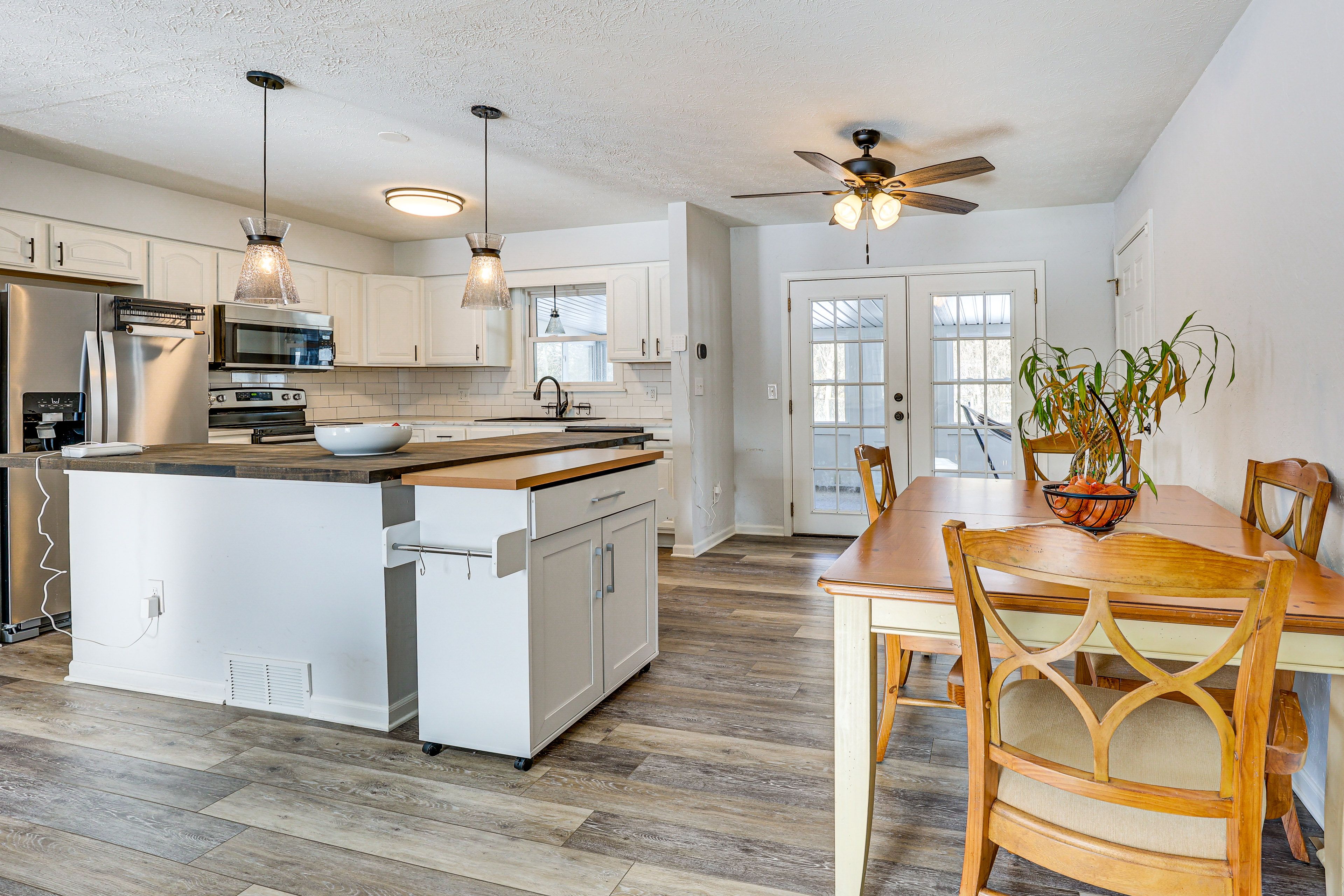 Dining Area | Dishware/Flatware Provided | 2nd Floor