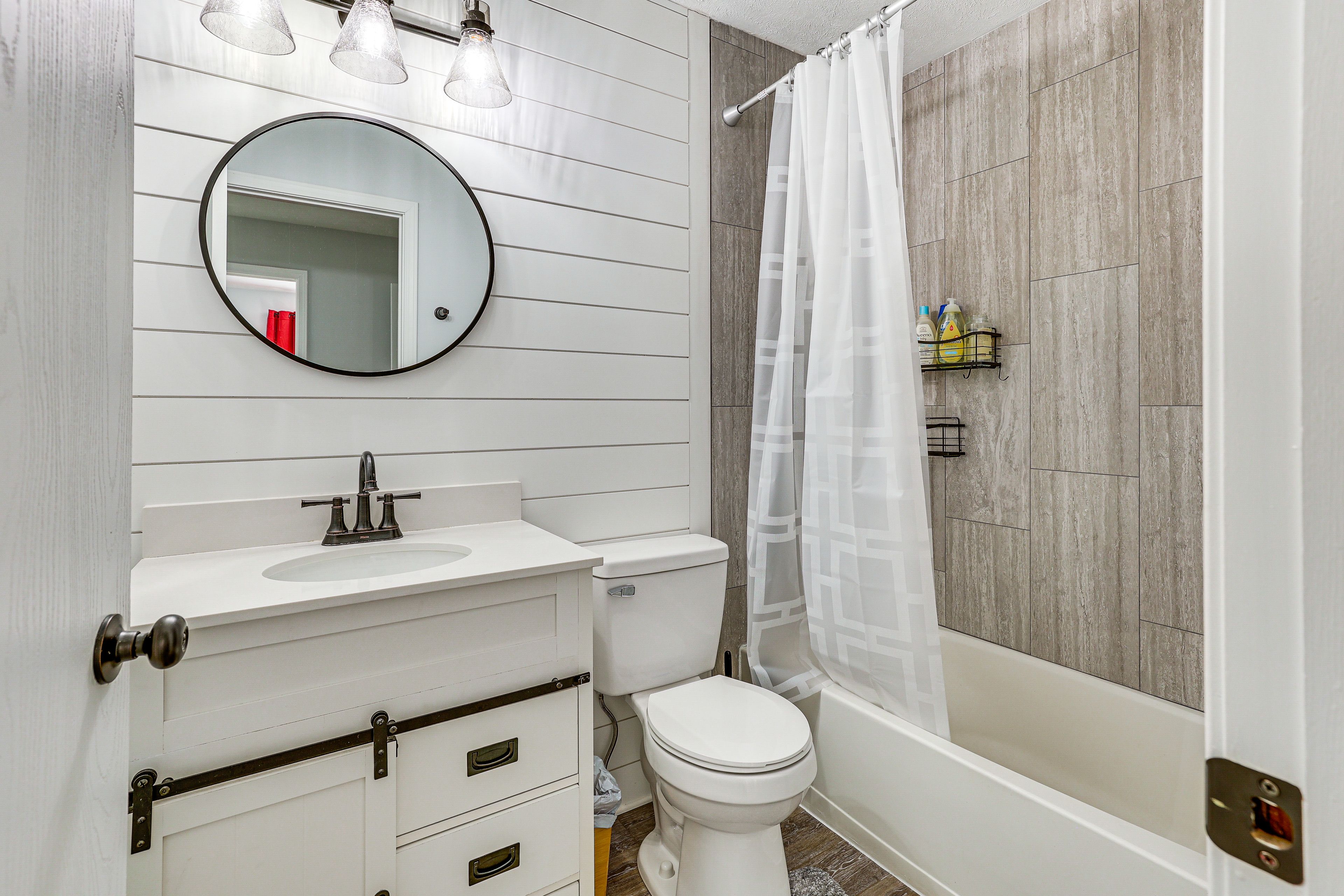 Full Bathroom | Towels Provided | 3rd Floor