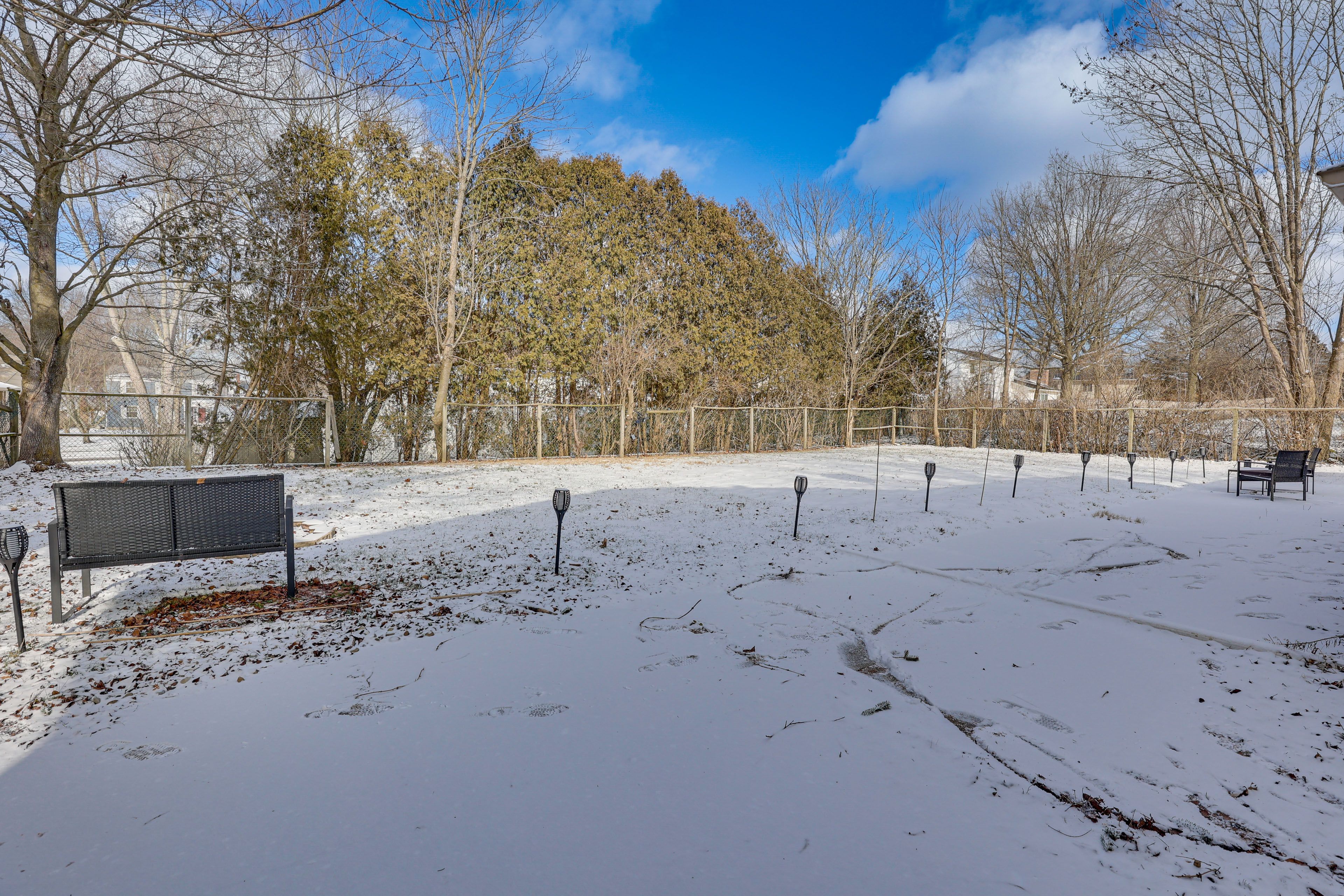 Fenced Backyard | Fire Pit (BYOW) | Seating