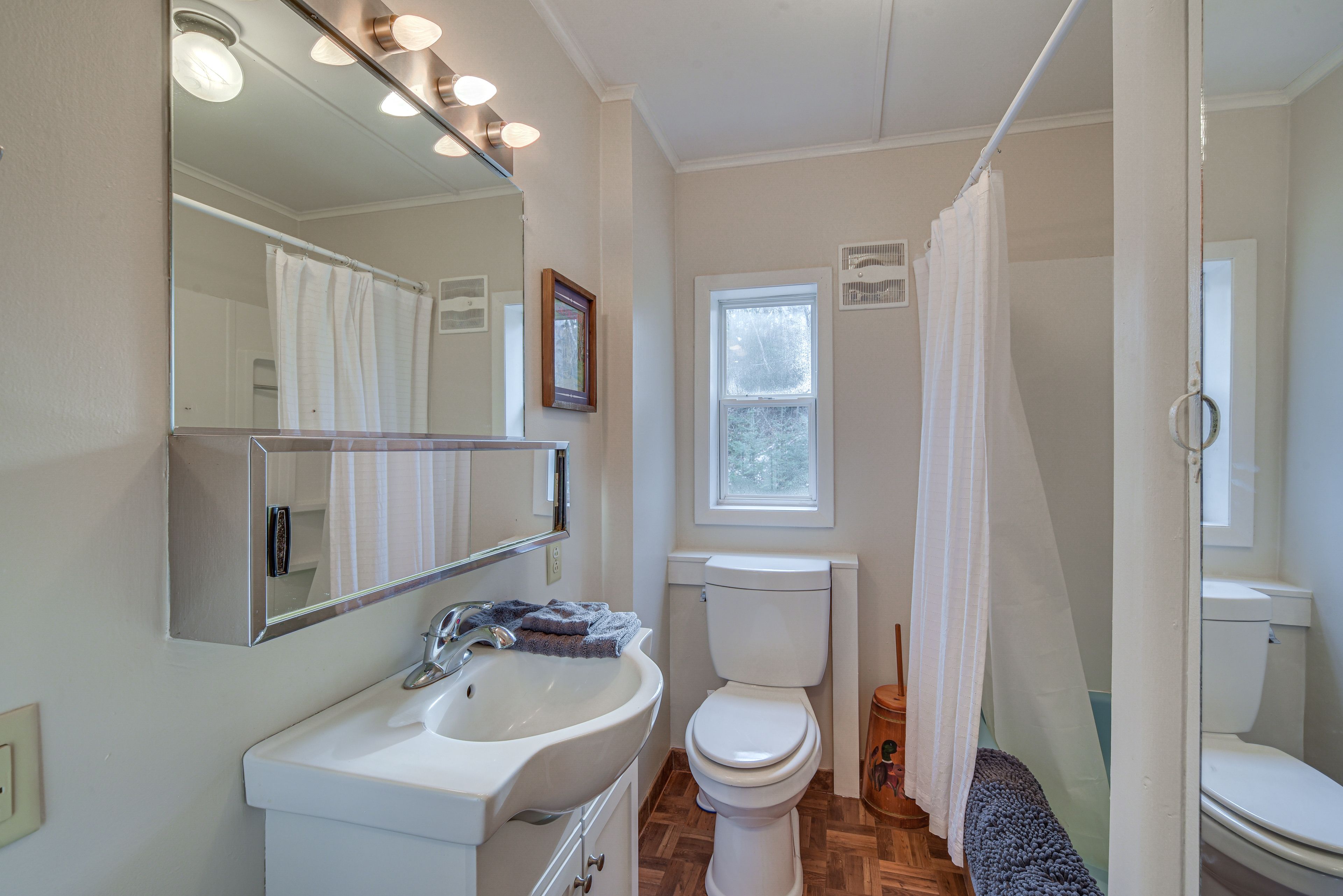 Full Bathroom | Towels Provided | Complimentary Toiletries