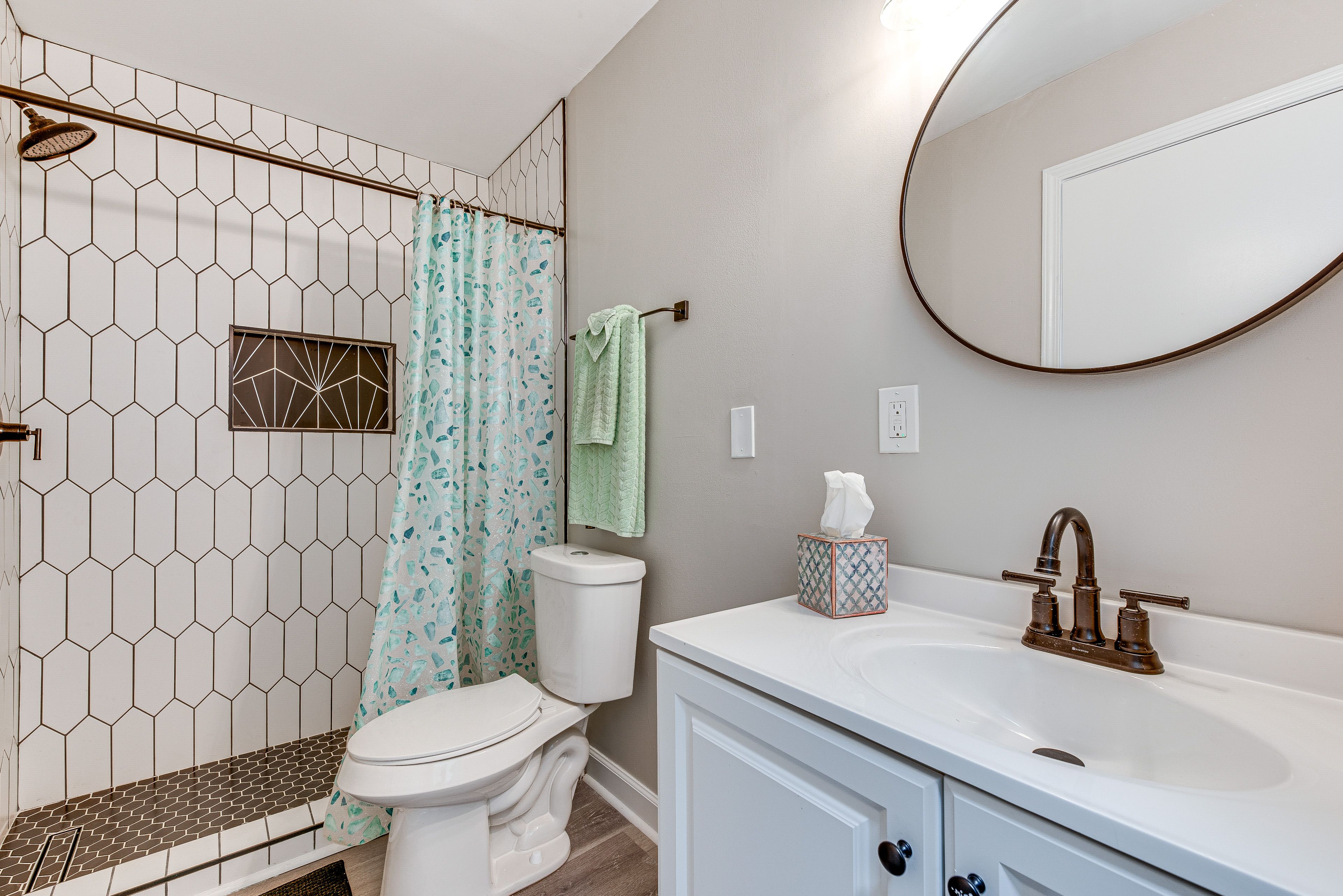 Full Bathroom | Complimentary Toiletries