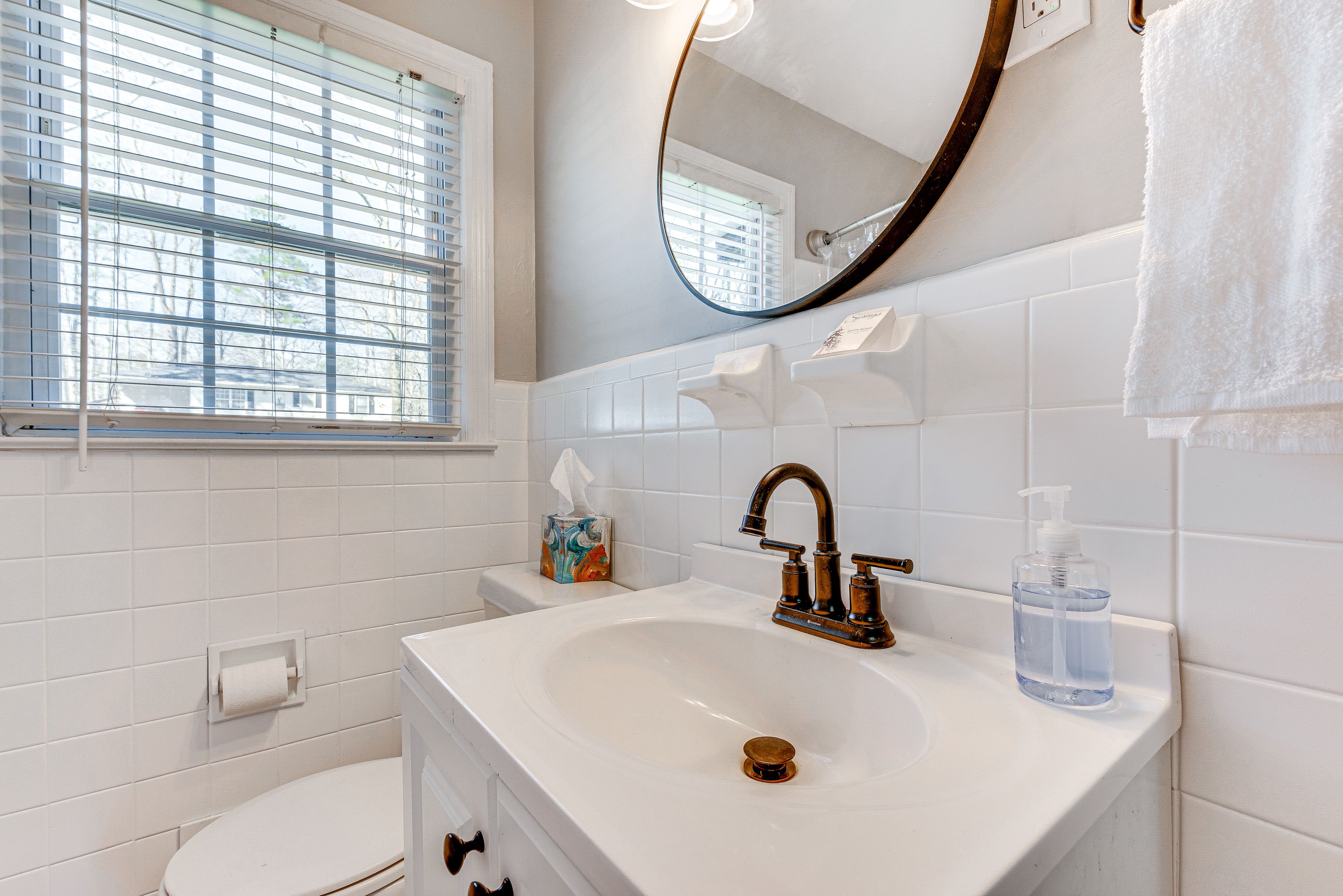 Full Bathroom | Towels Provided