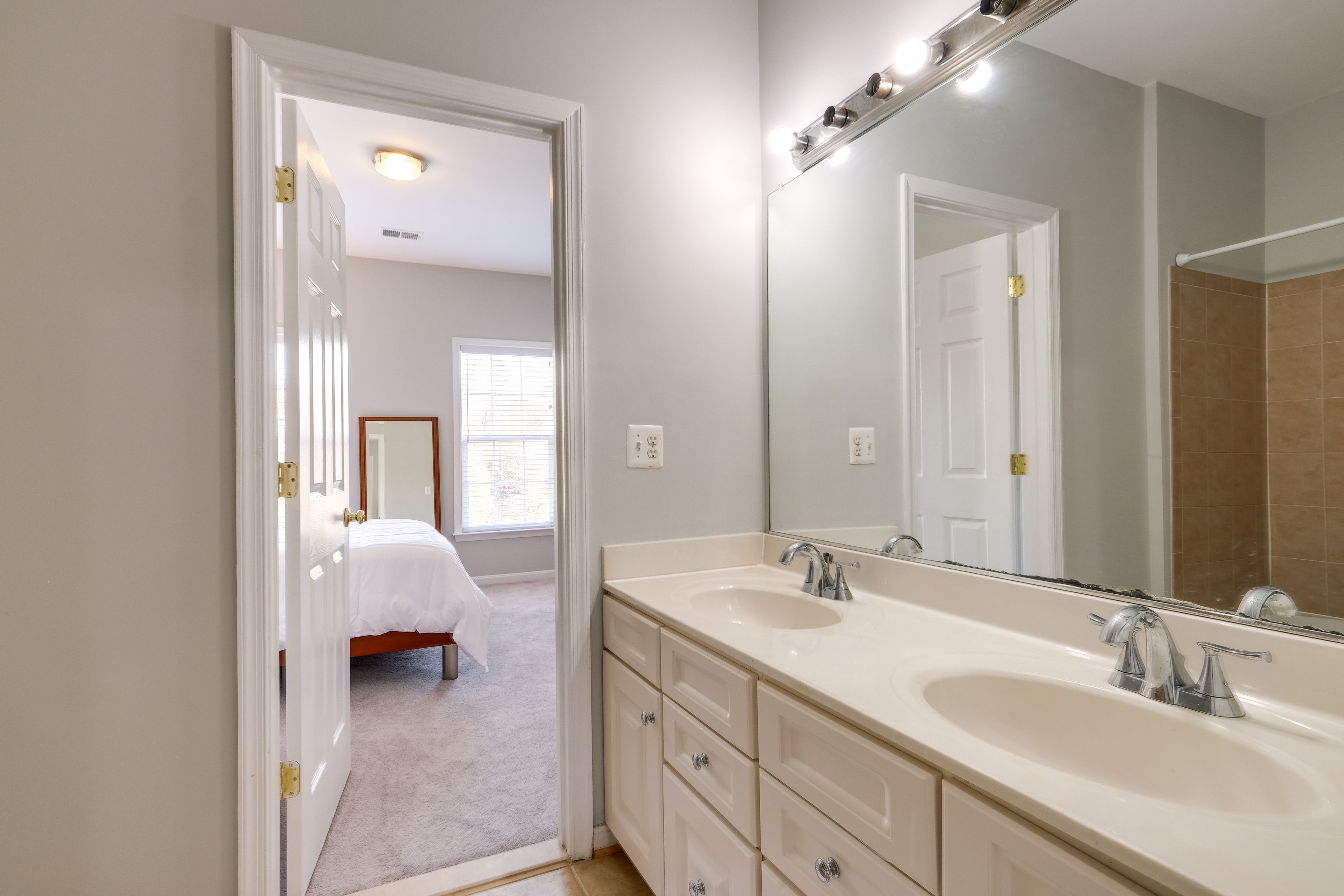 Full Bathroom | Complimentary Toiletries
