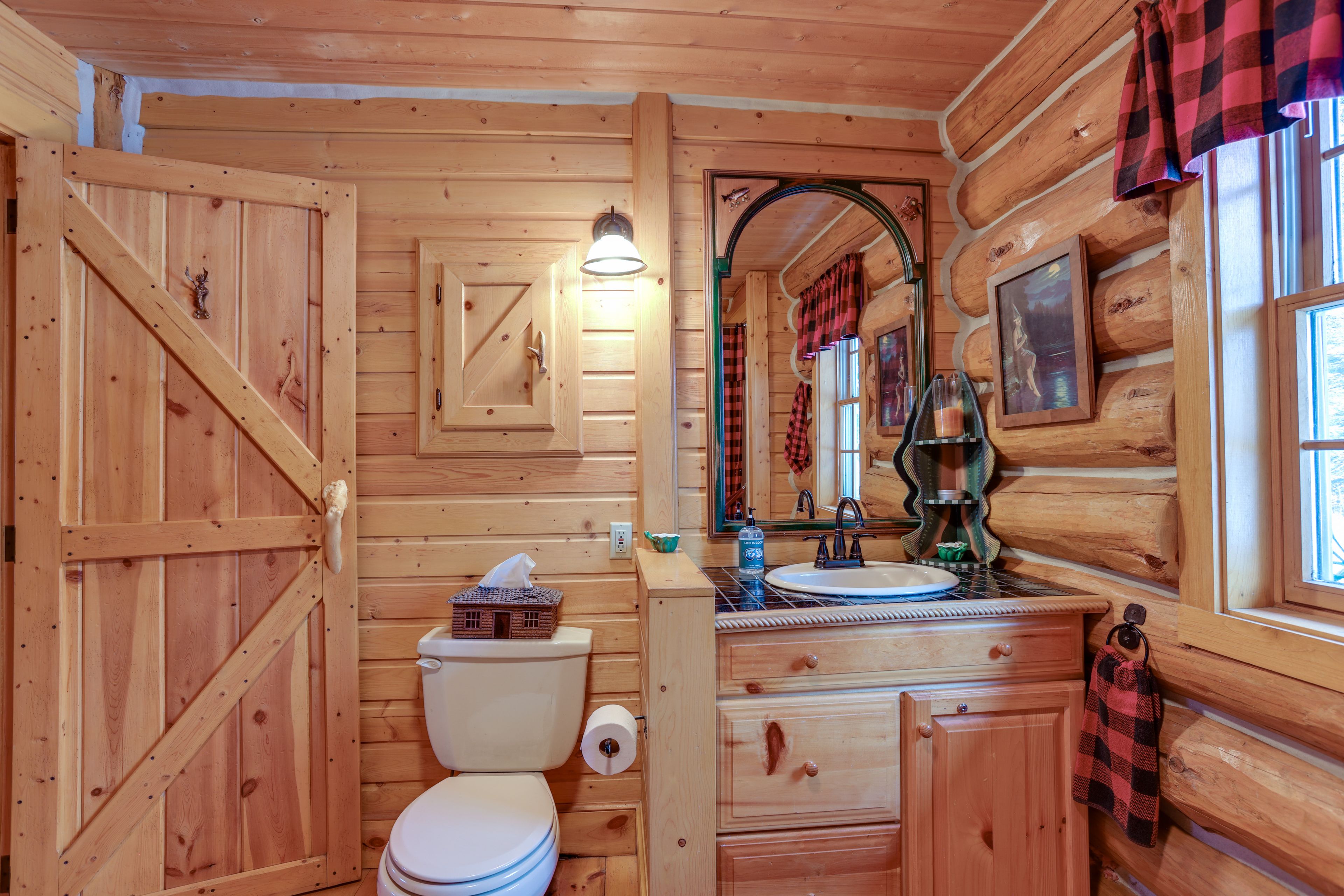 Full Bathroom | Bathtub/Shower | Towels Provided | 1st Floor