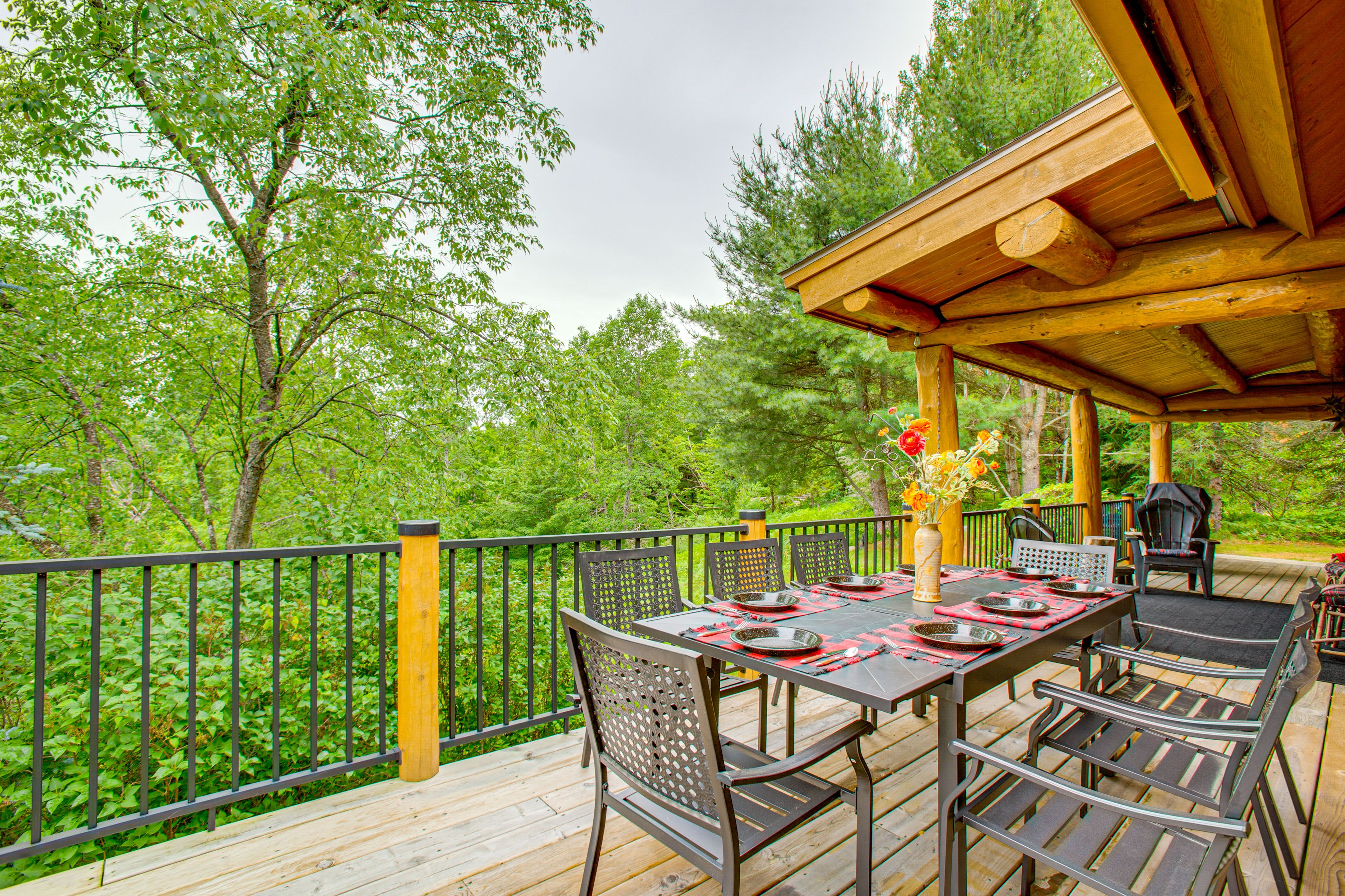 Deck | Gas Grill | Outdoor Dining