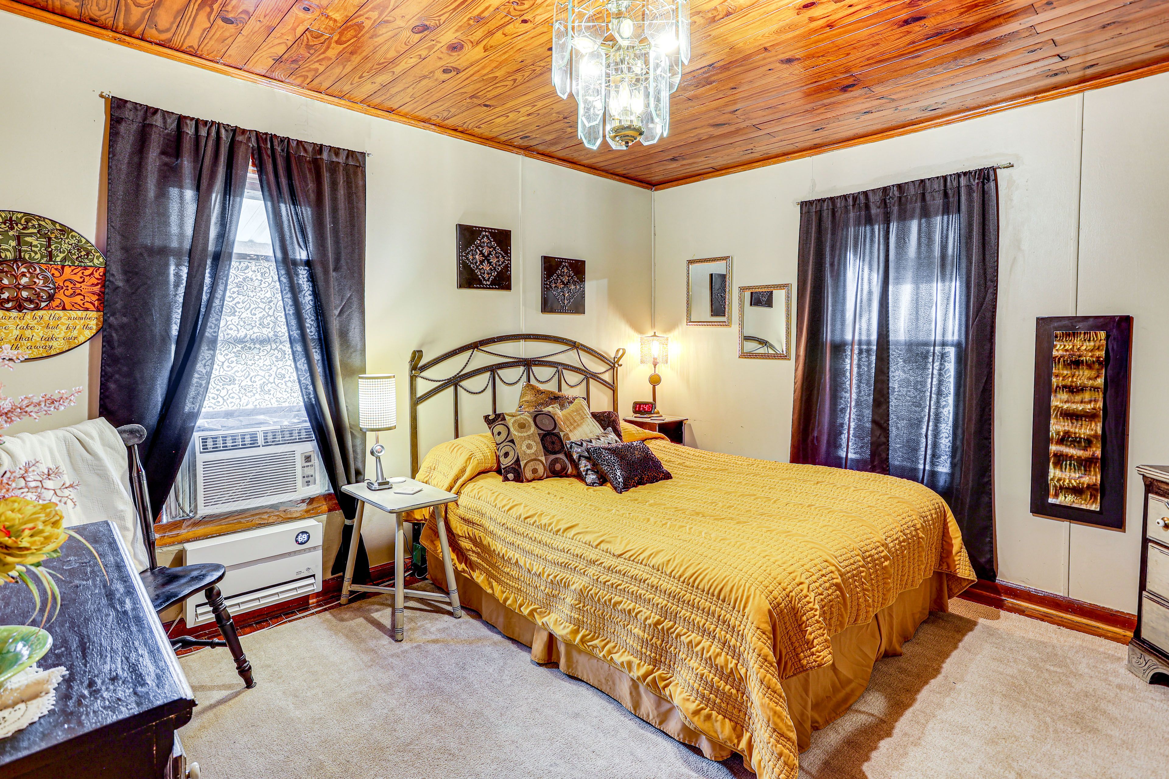 Bedroom 1 | Queen Bed