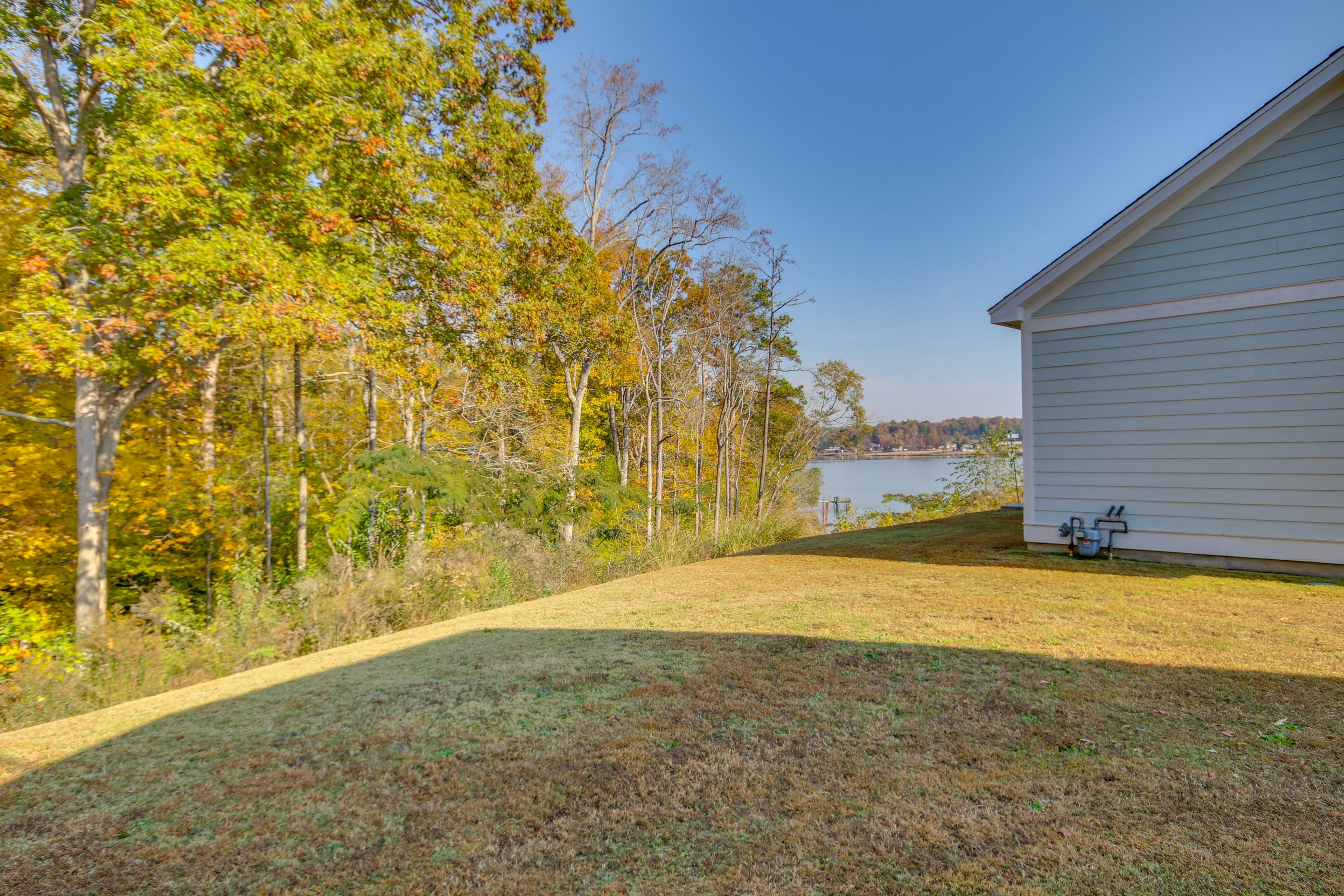 Yard Area | Lake View
