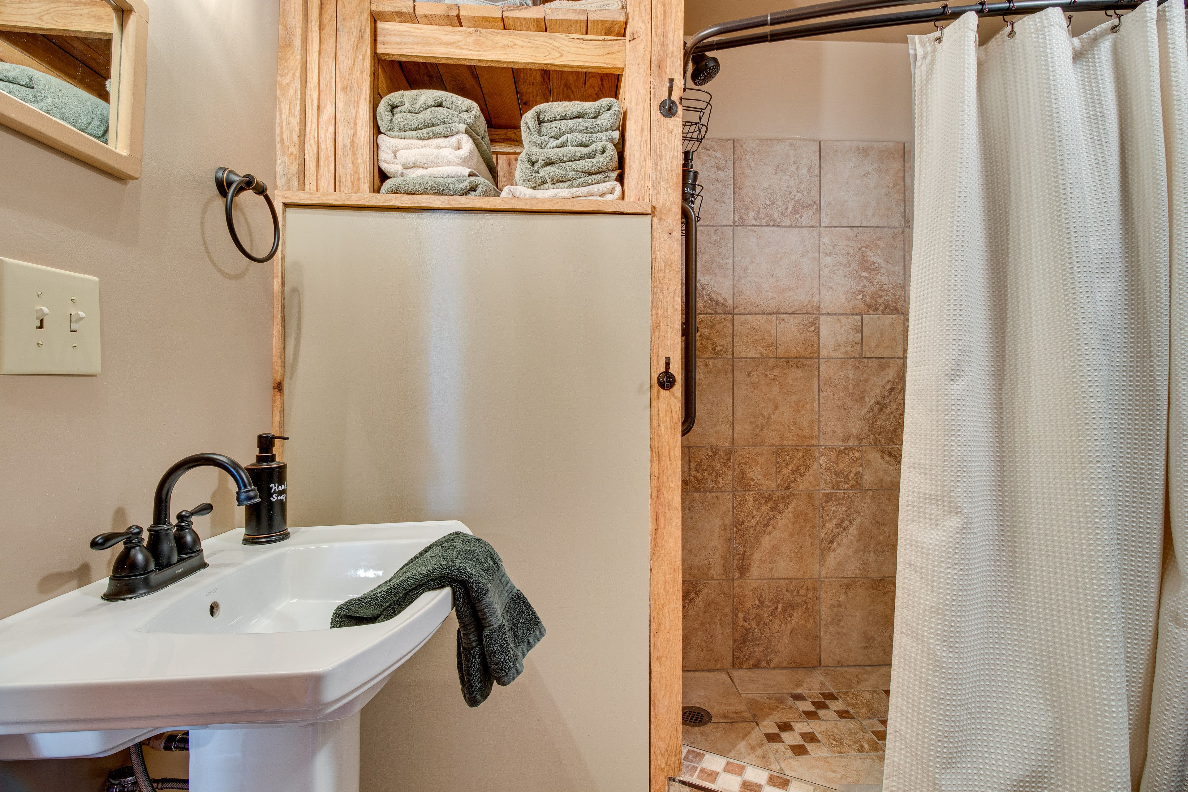 Full Bathroom | 1st Floor | Towels Provided