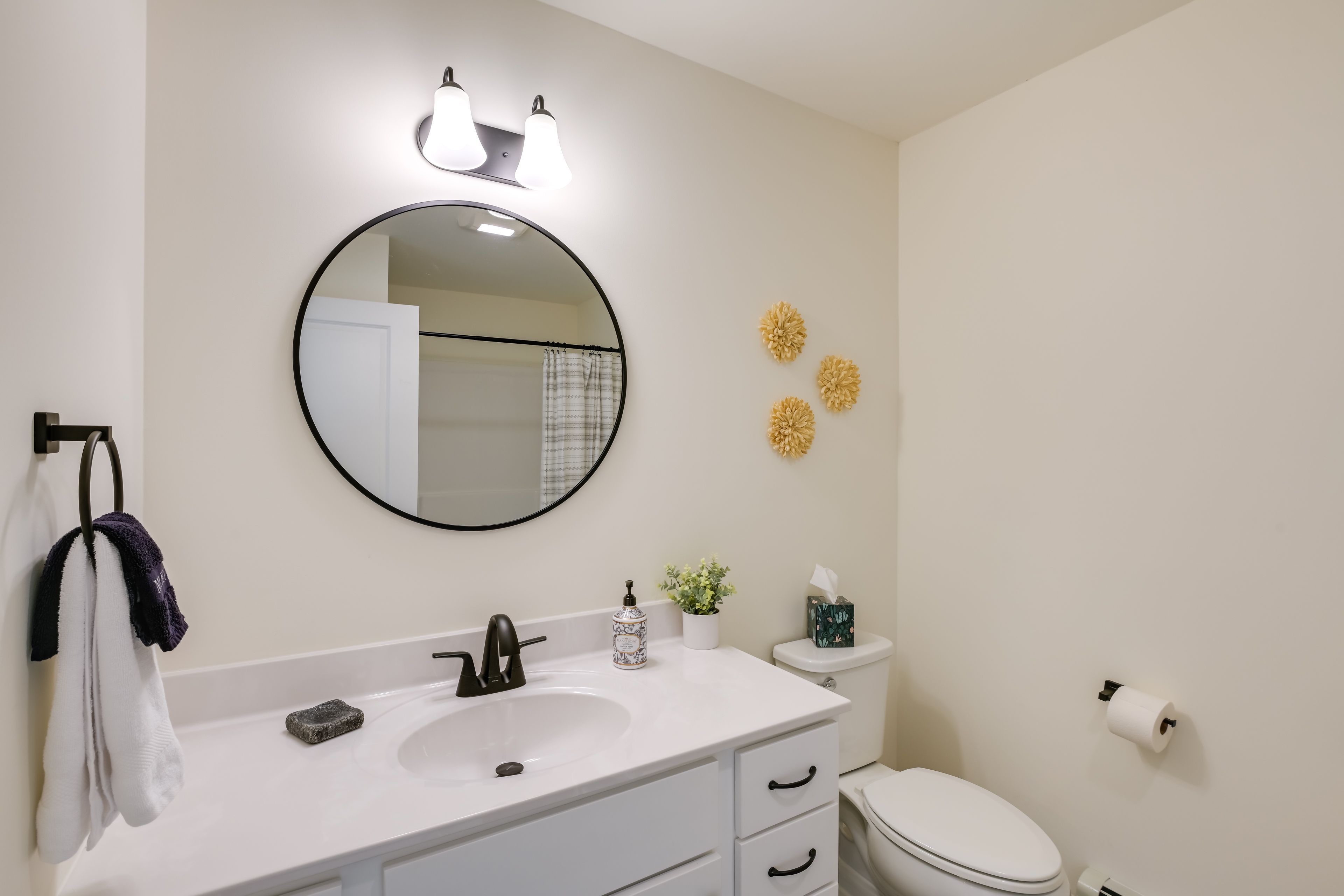 Full Bathroom | Complimentary Toiletries