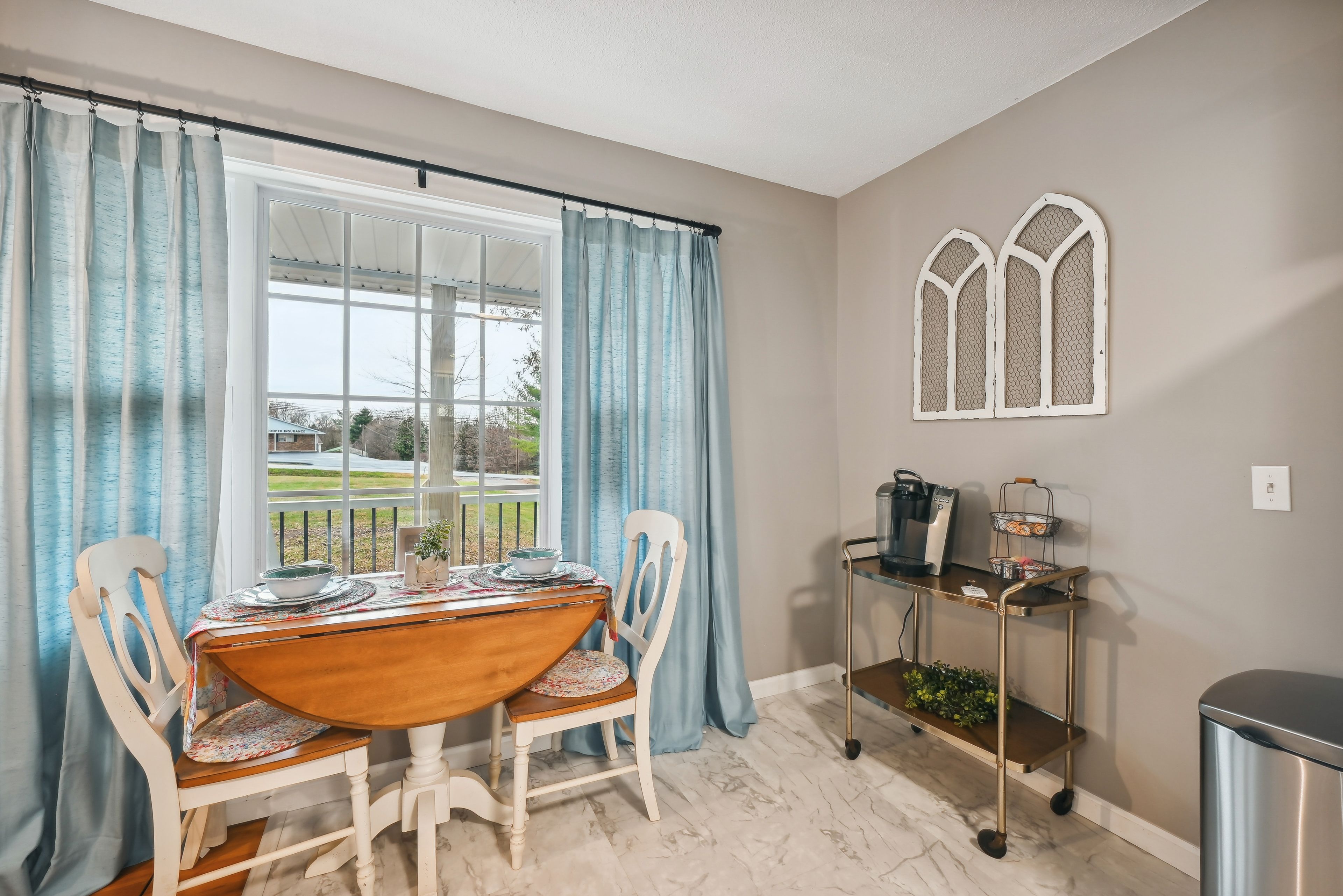 Dining Area | Dishware & Flatware Provided