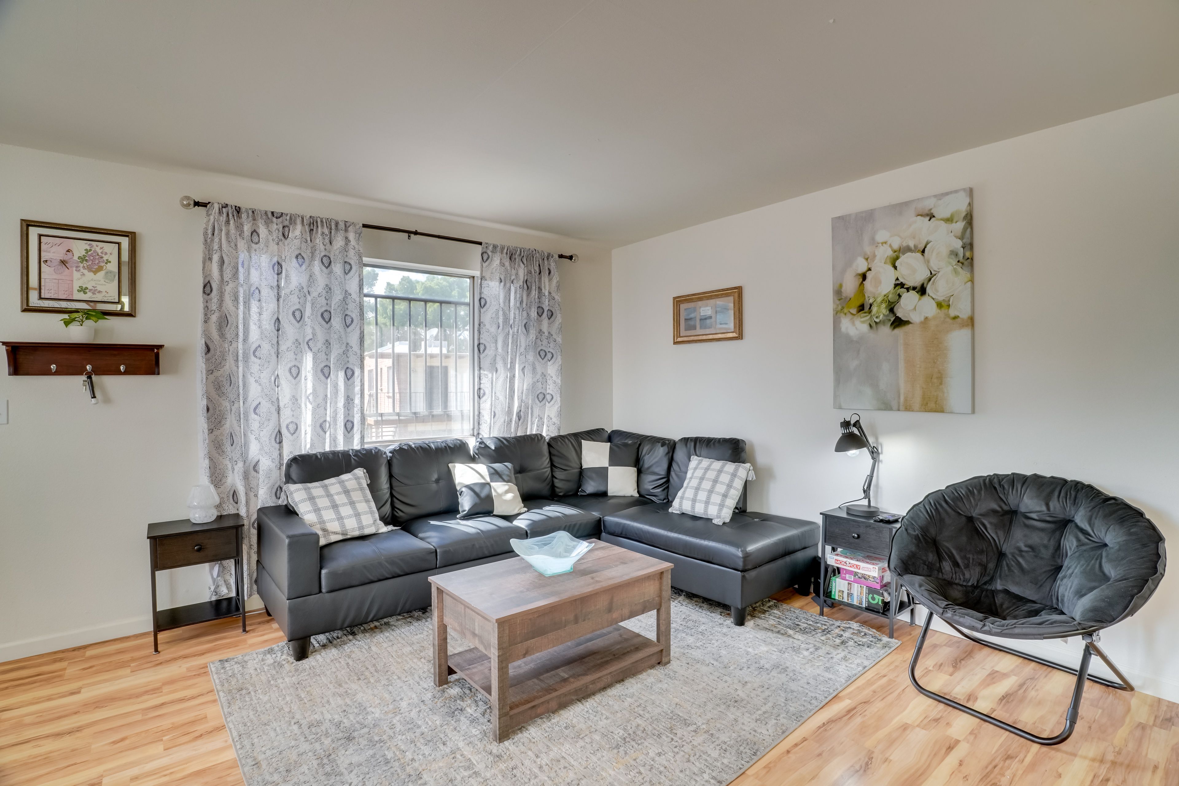 Living Room | Free WiFi | Central A/C & Heat | Smart TV