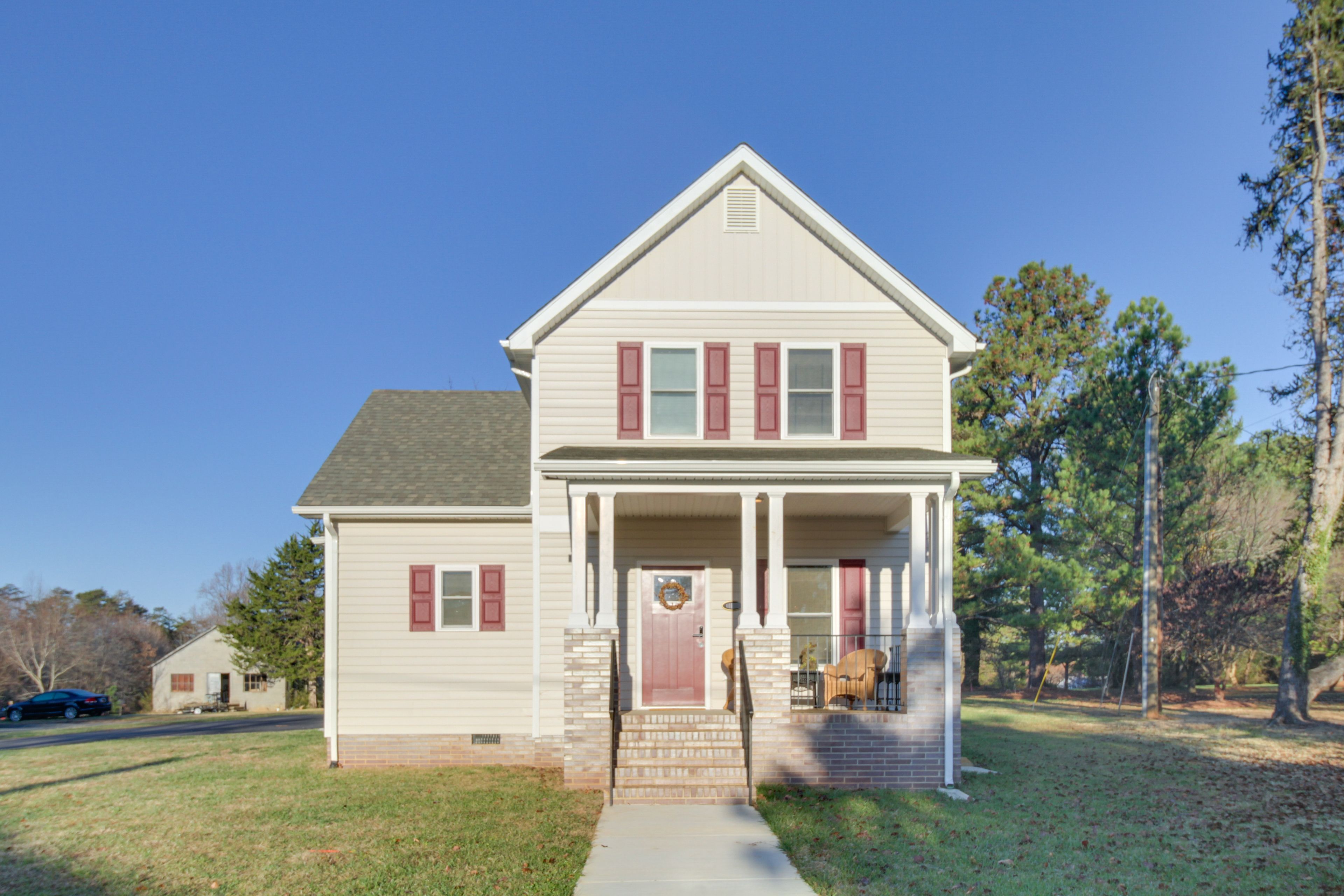 Exterior | Driveway (3 Vehicles) | Keyless Entry